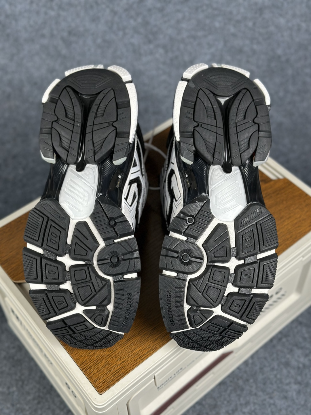 OK扫描版本 纯原版本 7.5代 LED灯鞋 BALENCIAGA 巴黎世家-Runner是通过溢胶做旧缝线等细节-Top High Quatity Cheap Sneakers Fashion Clothing Clothes Bags handbags Shoes of all Brand wholesale With The best Quality And Beautiful Price from China Factory Chinese suppliers wholesaler seller OK扫描版本 纯原版本 7.5代 LED灯鞋 BALENCIAGA 巴黎世家-Runner是通过溢胶做旧缝线等细节