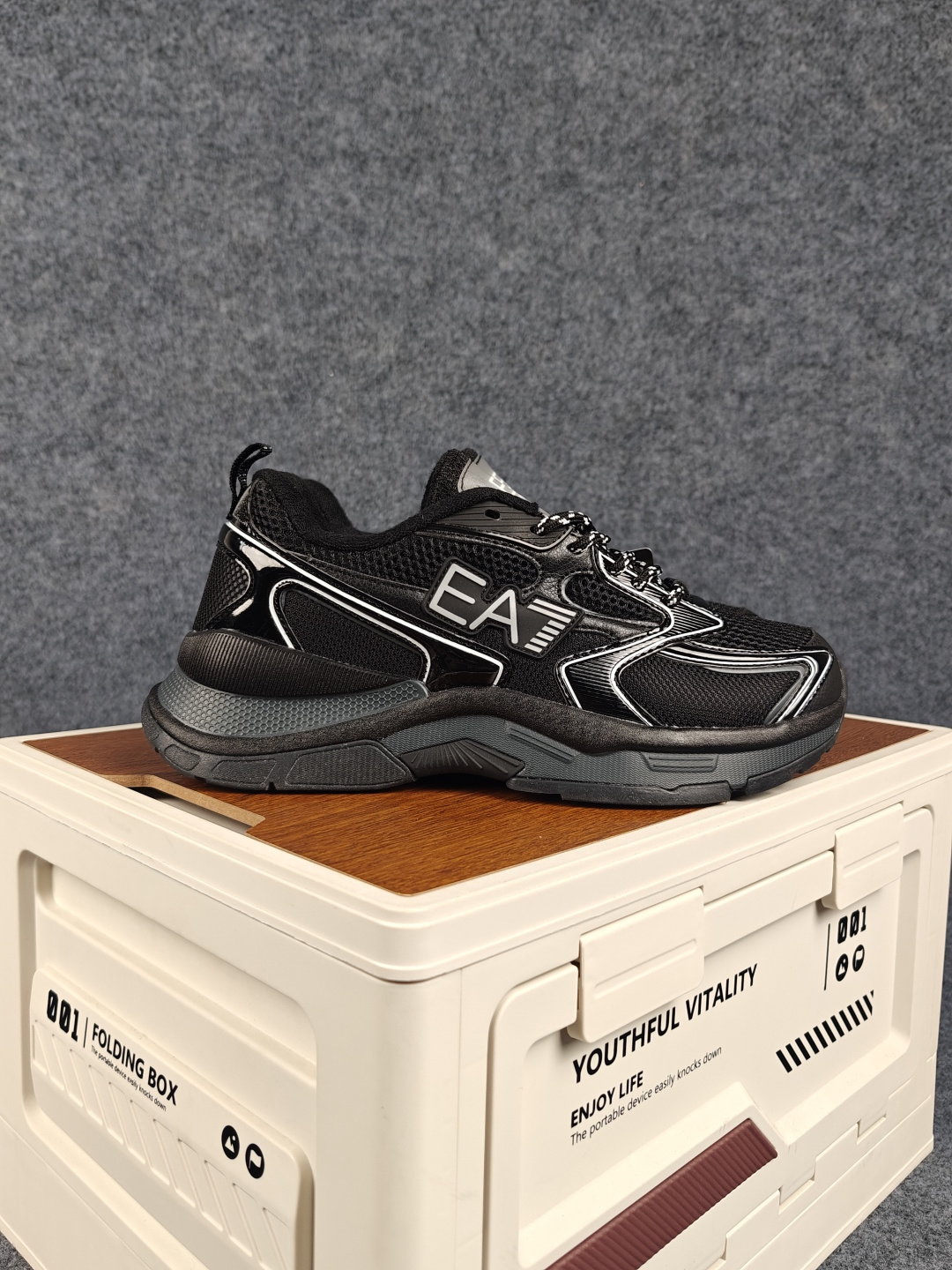 Emporio Armani EA7 舒适百搭系带低帮休闲跑步鞋 承袭阿玛尼经典设计基因，以简约利落低帮廓形，融合运动机