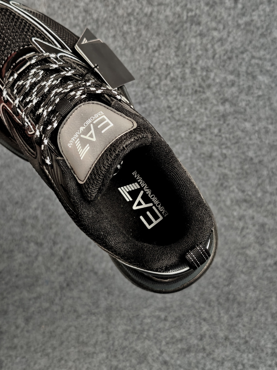 Emporio Armani EA7 舒适百搭系带低帮休闲跑步鞋 承袭阿玛尼经典设计基因，以简约利落低帮廓形，融合运动机