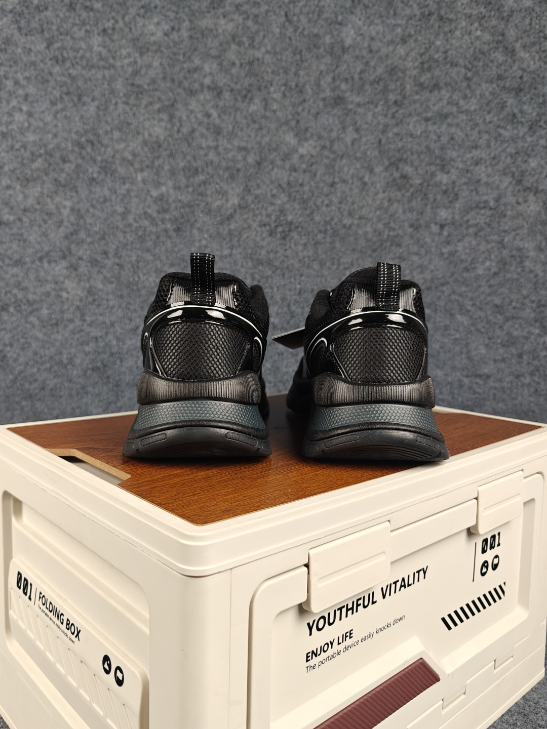 Emporio Armani EA7 舒适百搭系带低帮休闲跑步鞋 承袭阿玛尼经典设计基因，以简约利落低帮廓形，融合运动机