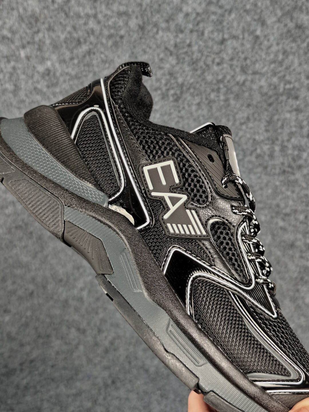 Emporio Armani EA7 舒适百搭系带低帮休闲跑步鞋 承袭阿玛尼经典设计基因，以简约利落低帮廓形，融合运动机