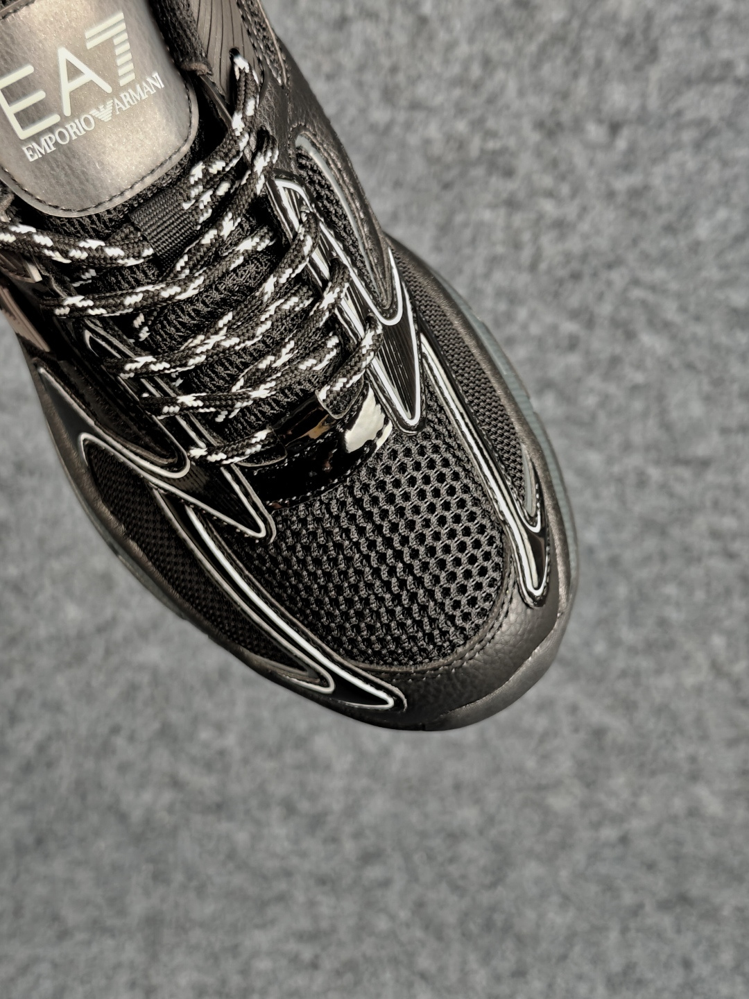 Emporio Armani EA7 舒适百搭系带低帮休闲跑步鞋 承袭阿玛尼经典设计基因，以简约利落低帮廓形，融合运动机