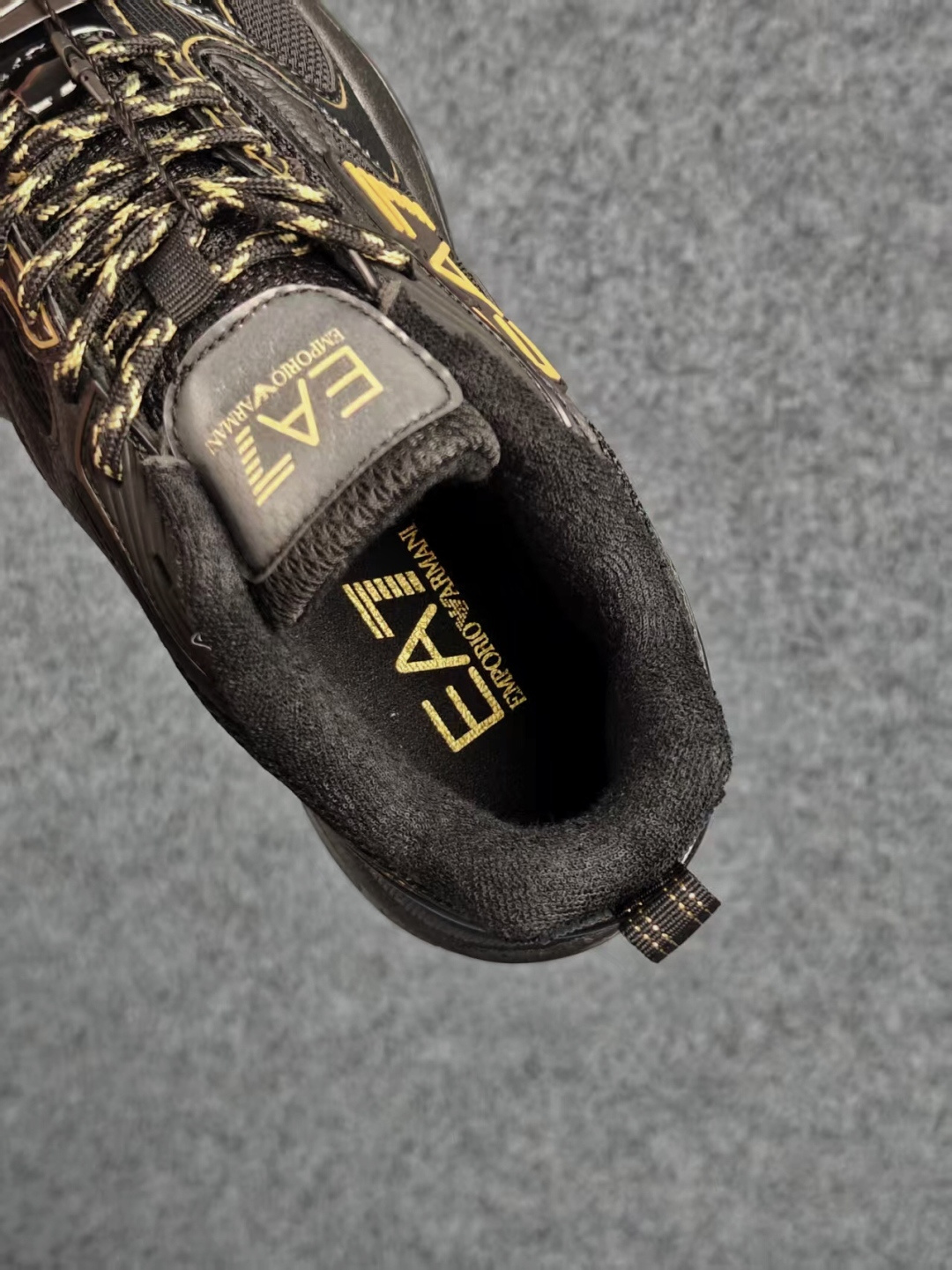 Emporio Armani EA7 舒适百搭系带低帮休闲跑步鞋 承袭阿玛尼经典设计基因，以简约利落低帮廓形，融合运动机