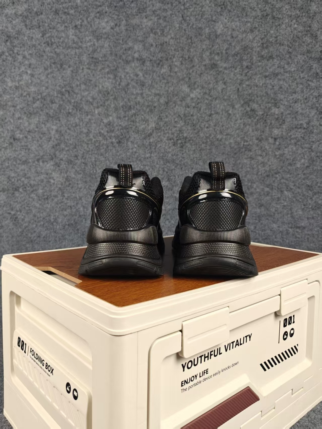 Emporio Armani EA7 舒适百搭系带低帮休闲跑步鞋 承袭阿玛尼经典设计基因，以简约利落低帮廓形，融合运动机