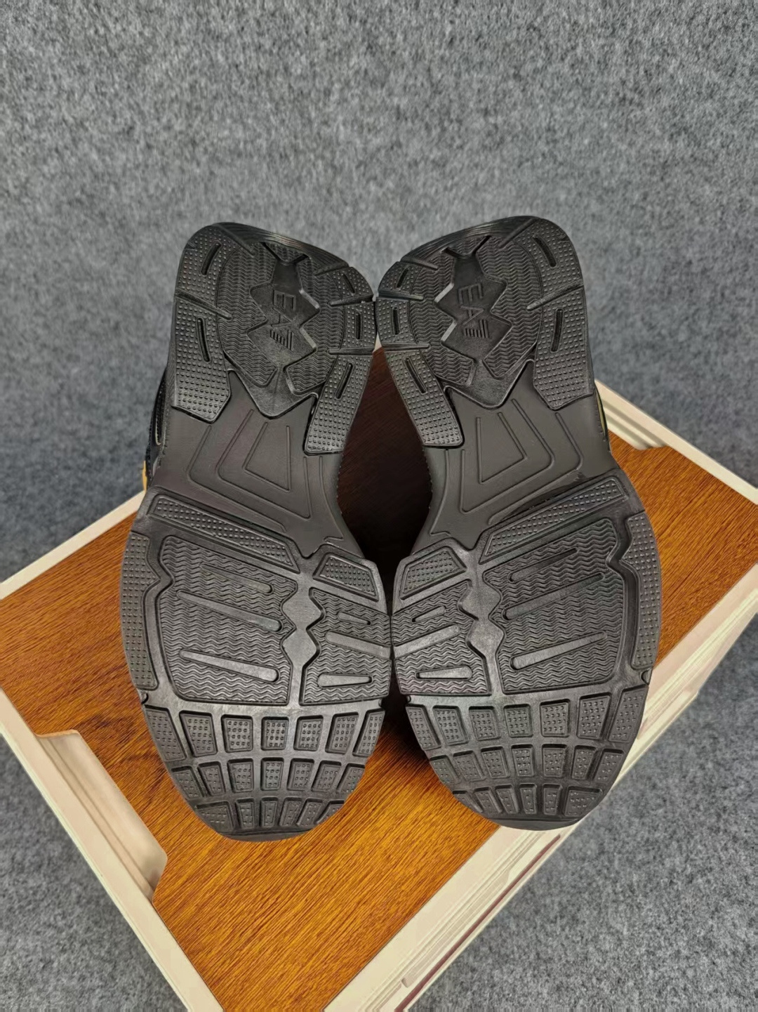 Emporio Armani EA7 舒适百搭系带低帮休闲跑步鞋 承袭阿玛尼经典设计基因，以简约利落低帮廓形，融合运动机