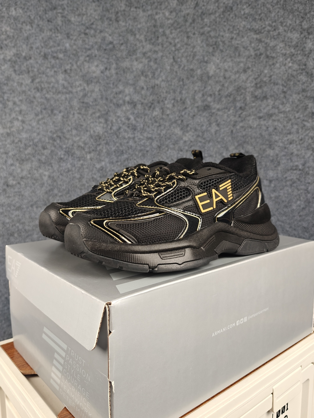 Emporio Armani EA7 舒适百搭系带低帮休闲跑步鞋 承袭阿玛尼经典设计基因，以简约利落低帮廓形，融合运动机