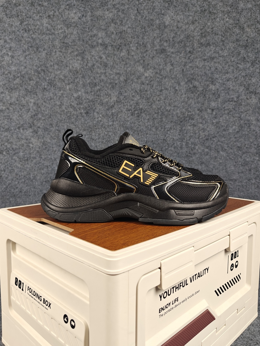 Emporio Armani EA7 舒适百搭系带低帮休闲跑步鞋 承袭阿玛尼经典设计基因，以简约利落低帮廓形，融合运动机