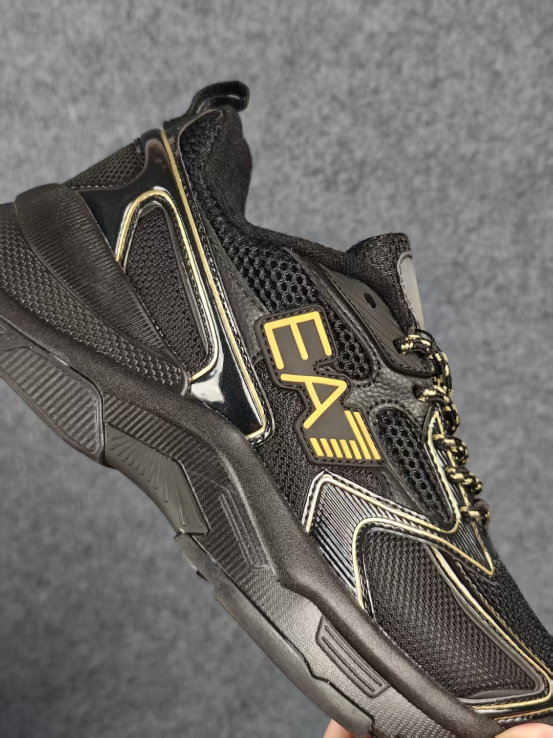 Emporio Armani EA7 舒适百搭系带低帮休闲跑步鞋 承袭阿玛尼经典设计基因，以简约利落低帮廓形，融合运动机