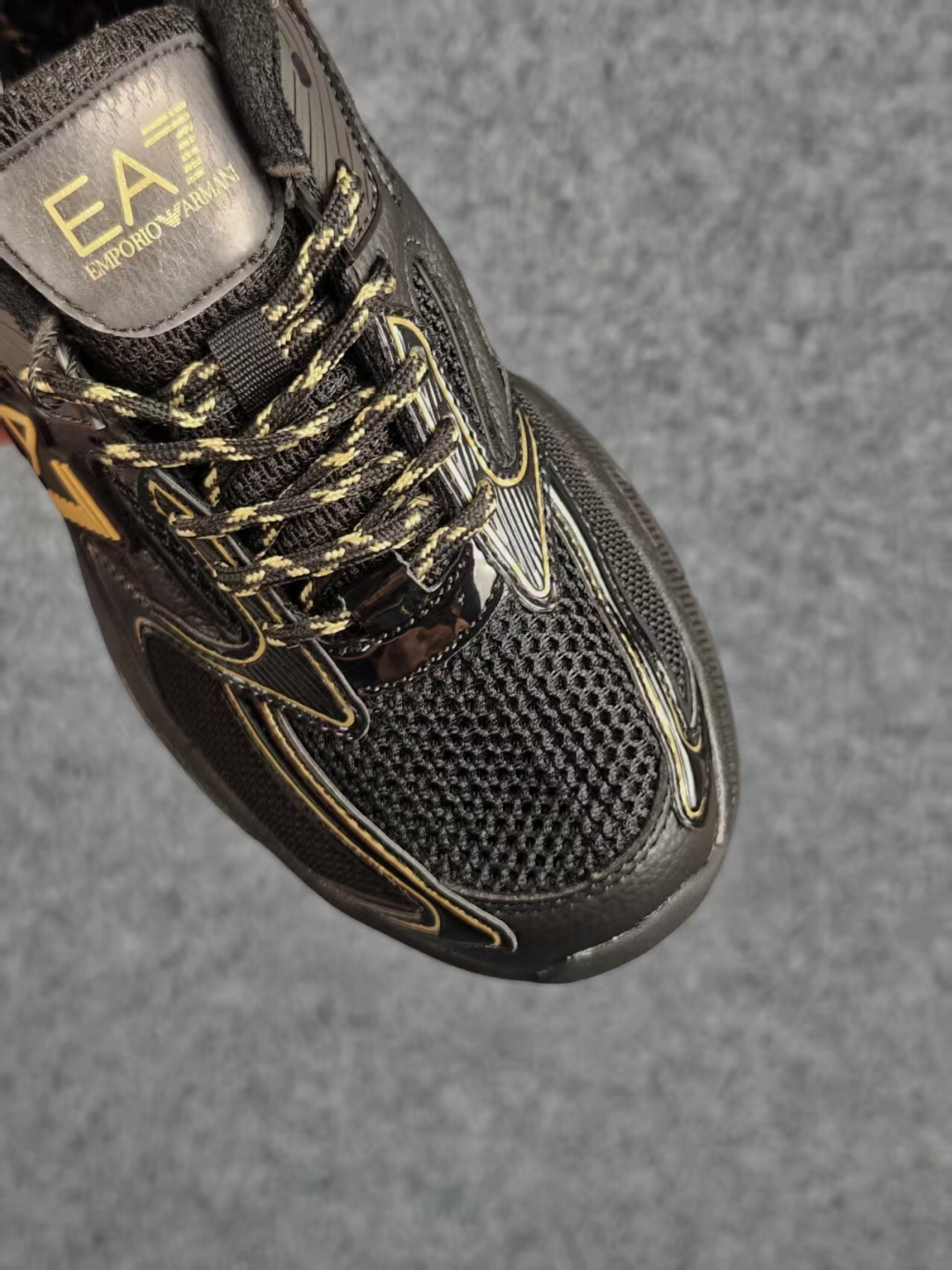 Emporio Armani EA7 舒适百搭系带低帮休闲跑步鞋 承袭阿玛尼经典设计基因，以简约利落低帮廓形，融合运动机