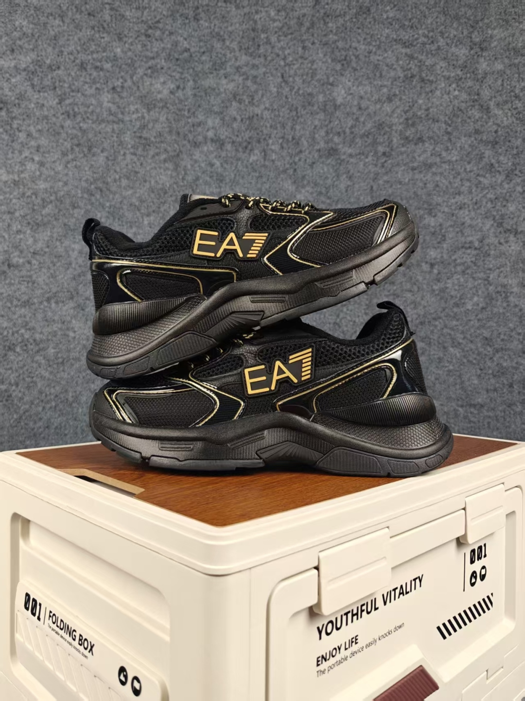Emporio Armani EA7 舒适百搭系带低帮休闲跑步鞋 承袭阿玛尼经典设计基因，以简约利落低帮廓形，融合运动机