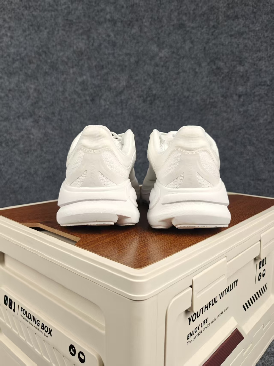 HOKA ONE ONE Bondi 9 G机能缓震跑鞋 #鞋面部分采用工程网眼面料,可以确保必要的透气性能。使用了全新 HOKA ONE ONE Bondi 9 G机能缓震跑鞋 #鞋面部分采用工程网眼面料,可以确保必要的透气性能。使用了全新