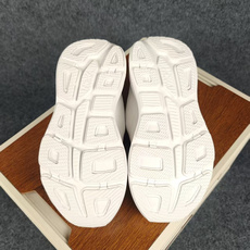 HOKA ONE ONE Bondi 9 G机能缓震跑鞋 #鞋面部分采用工程网眼面料,可以确保必要的透气性能。使用了全新 HOKA ONE ONE Bondi 9 G机能缓震跑鞋 #鞋面部分采用工程网眼面料,可以确保必要的透气性能。使用了全新