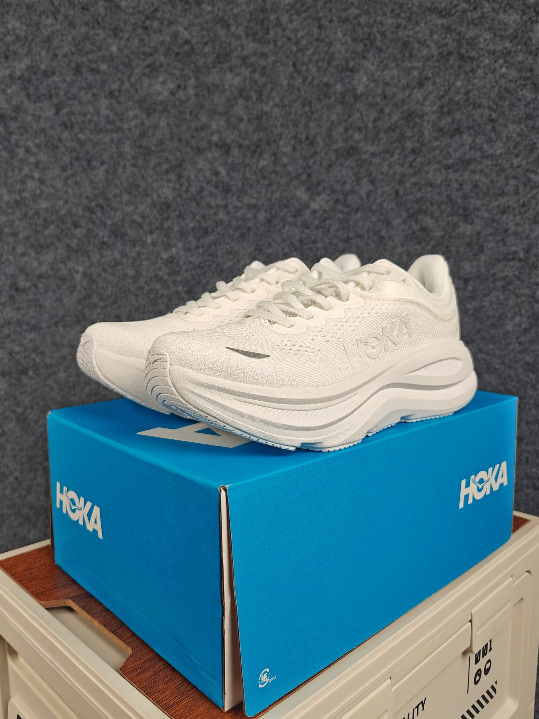 HOKA ONE ONE Bondi 9 G机能缓震跑鞋 #鞋面部分采用工程网眼面料,可以确保必要的透气性能。使用了全新 HOKA ONE ONE Bondi 9 G机能缓震跑鞋 #鞋面部分采用工程网眼面料,可以确保必要的透气性能。使用了全新