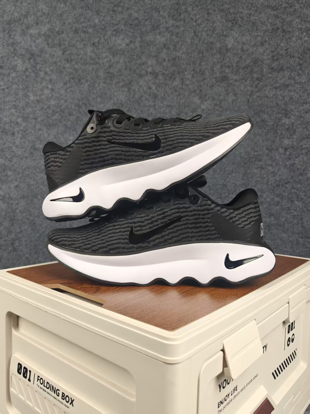 Nike Wmns Motiva 泡绵缓震跑步鞋 中底采用的Cushlon30泡绵提供缓震 缓解鞋款接触地面时受到的冲击