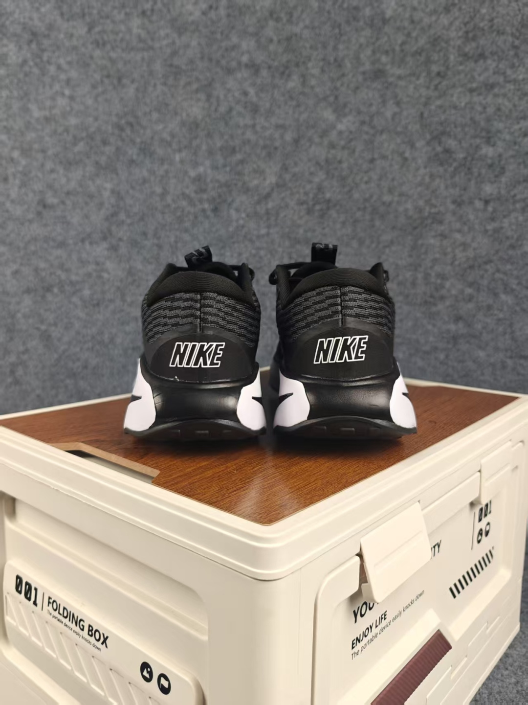Nike Wmns Motiva 泡绵缓震跑步鞋 中底采用的Cushlon30泡绵提供缓震 缓解鞋款接触地面时受到的冲击