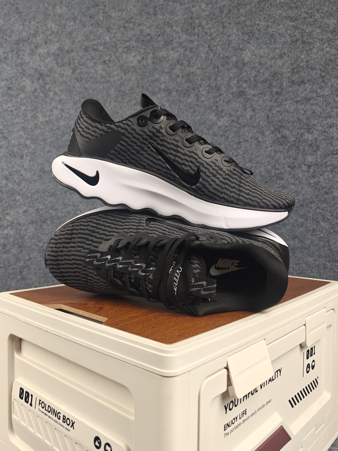 Nike Wmns Motiva 泡绵缓震跑步鞋 中底采用的Cushlon30泡绵提供缓震 缓解鞋款接触地面时受到的冲击