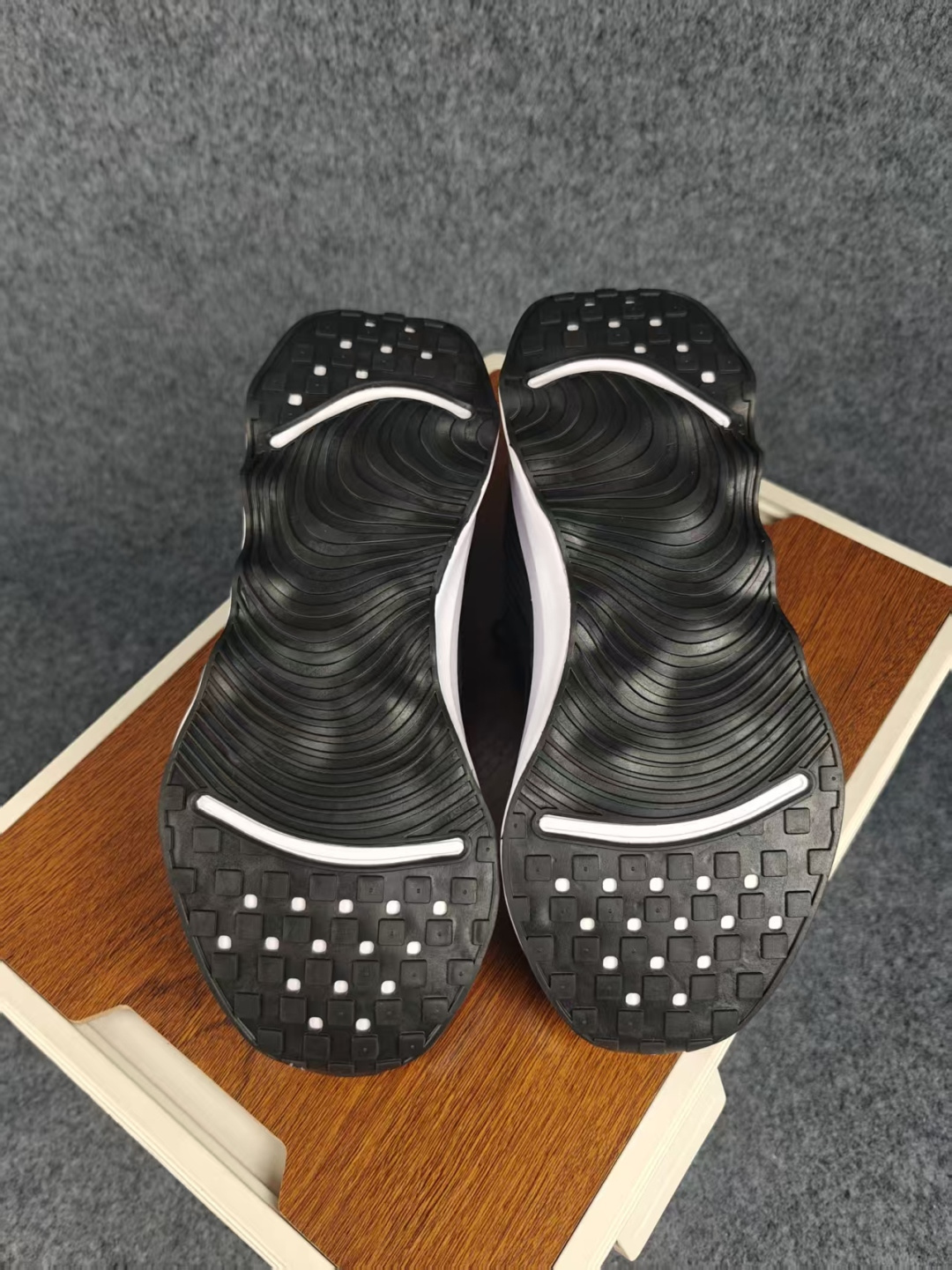 Nike Wmns Motiva 泡绵缓震跑步鞋 中底采用的Cushlon30泡绵提供缓震 缓解鞋款接触地面时受到的冲击