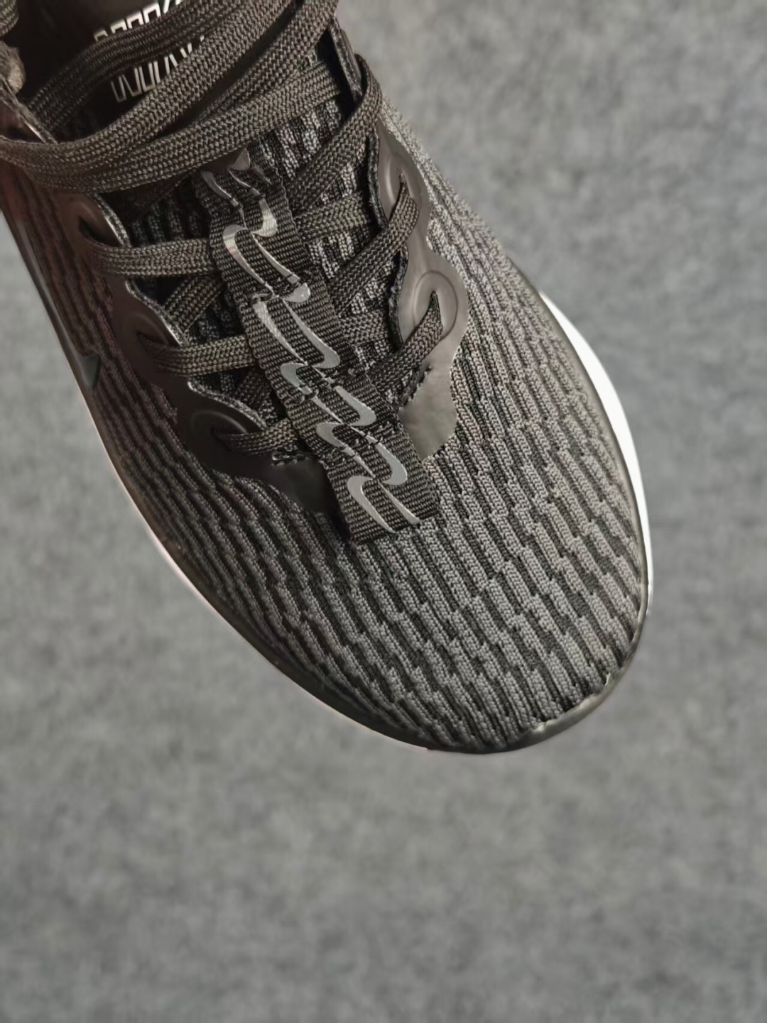 Nike Wmns Motiva 泡绵缓震跑步鞋 中底采用的Cushlon30泡绵提供缓震 缓解鞋款接触地面时受到的冲击