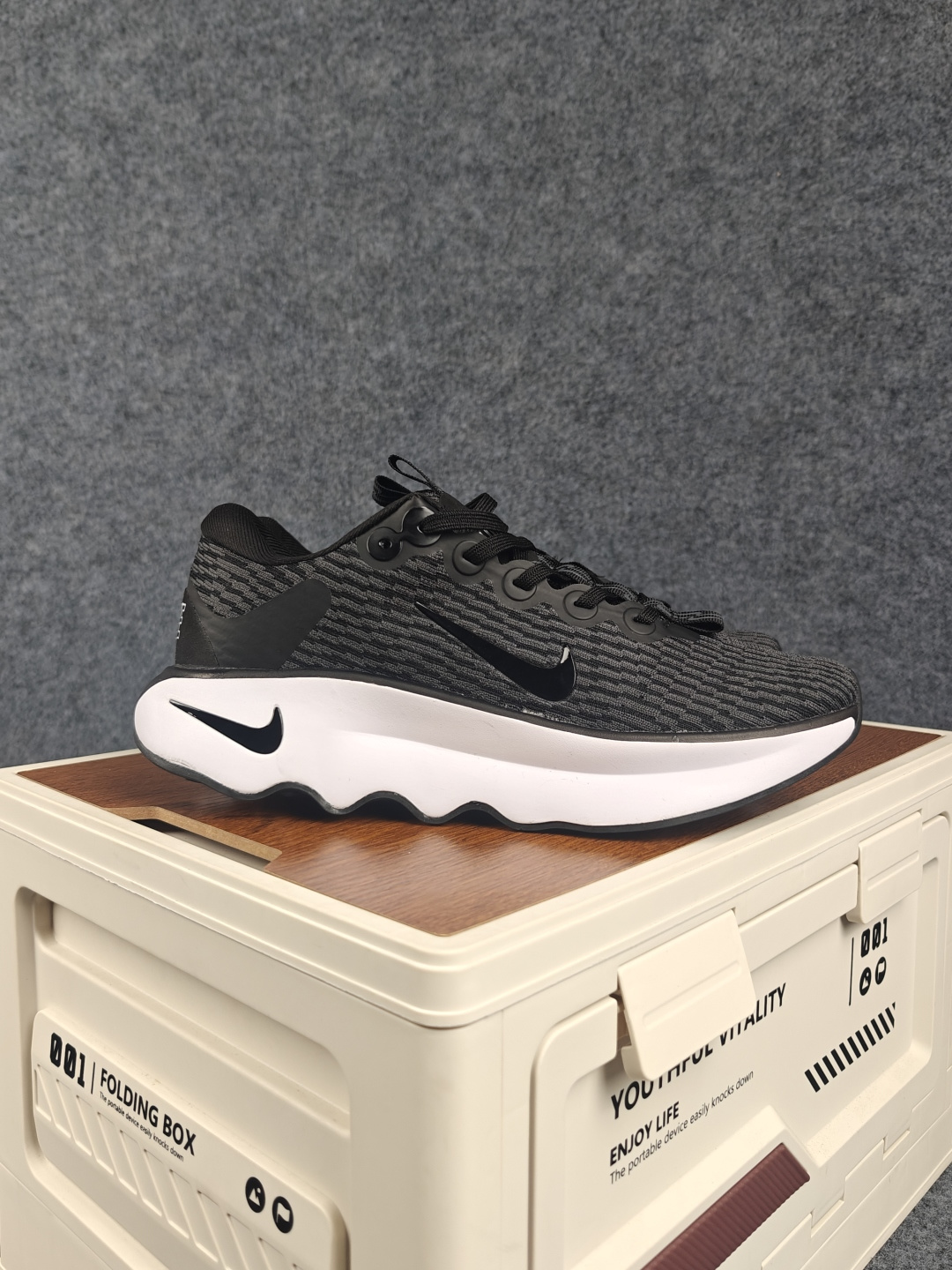 Nike Wmns Motiva 泡绵缓震跑步鞋 中底采用的Cushlon30泡绵提供缓震 缓解鞋款接触地面时受到的冲击