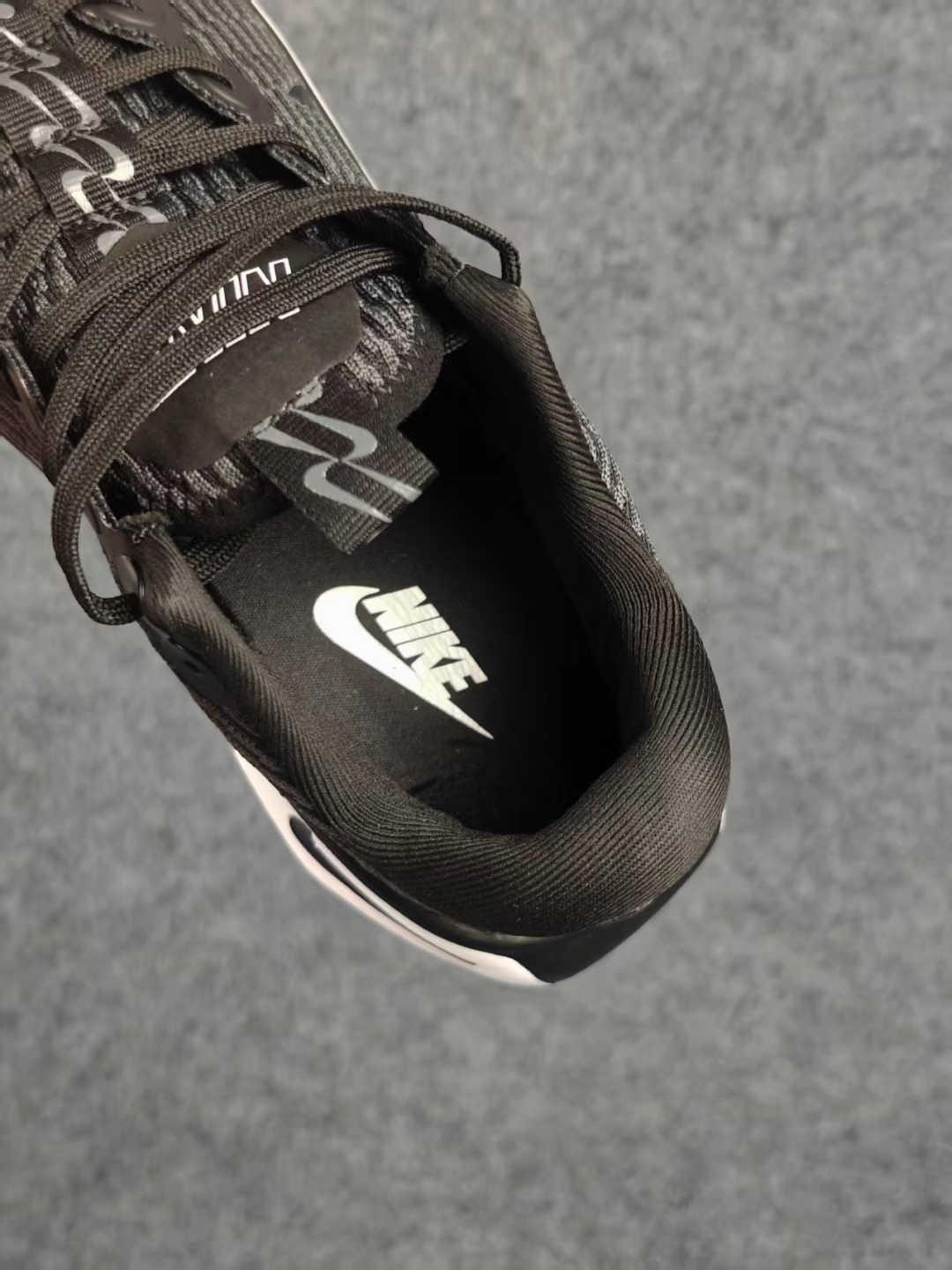 Nike Wmns Motiva 泡绵缓震跑步鞋 中底采用的Cushlon30泡绵提供缓震 缓解鞋款接触地面时受到的冲击