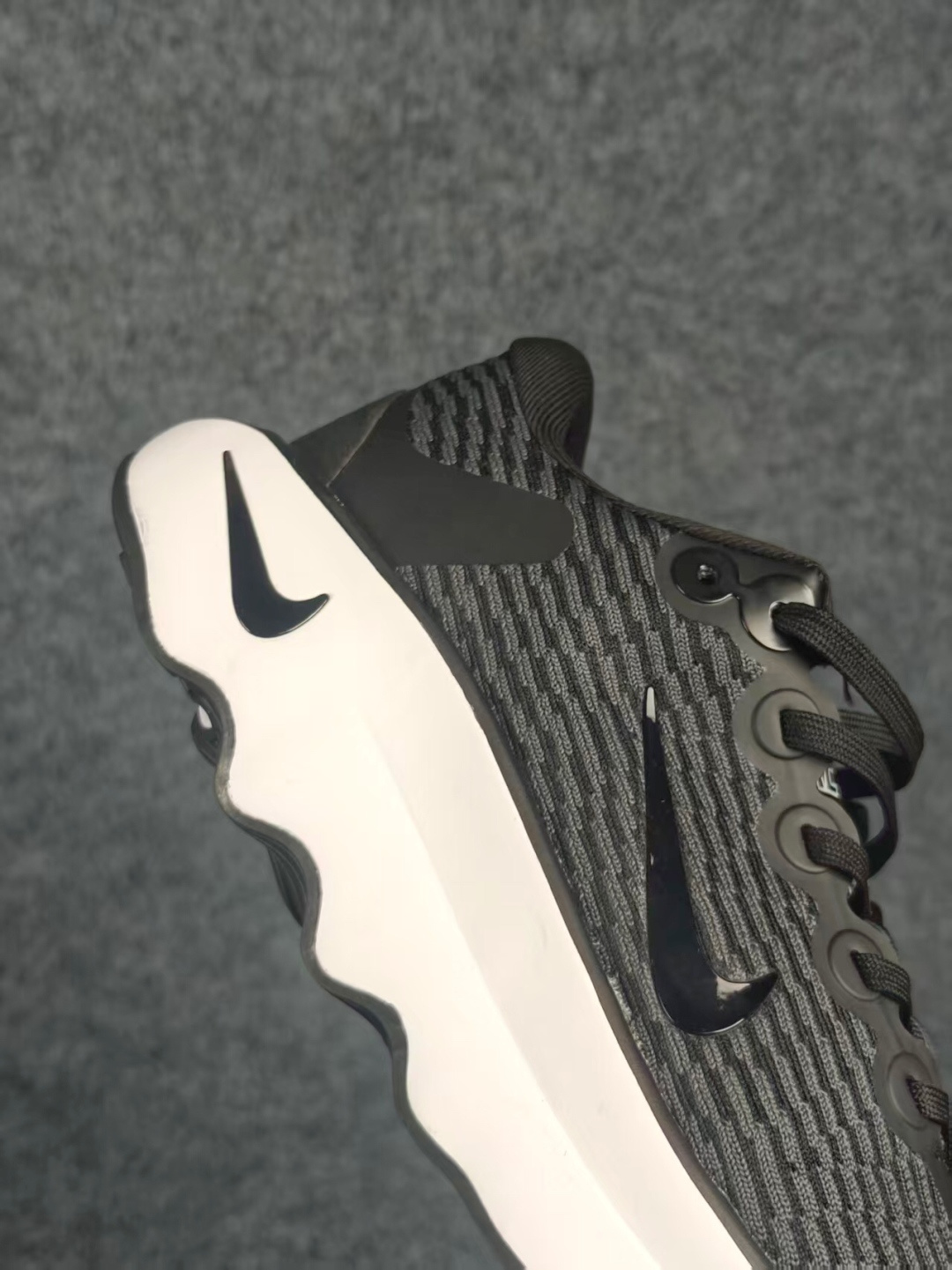 Nike Wmns Motiva 泡绵缓震跑步鞋 中底采用的Cushlon30泡绵提供缓震 缓解鞋款接触地面时受到的冲击