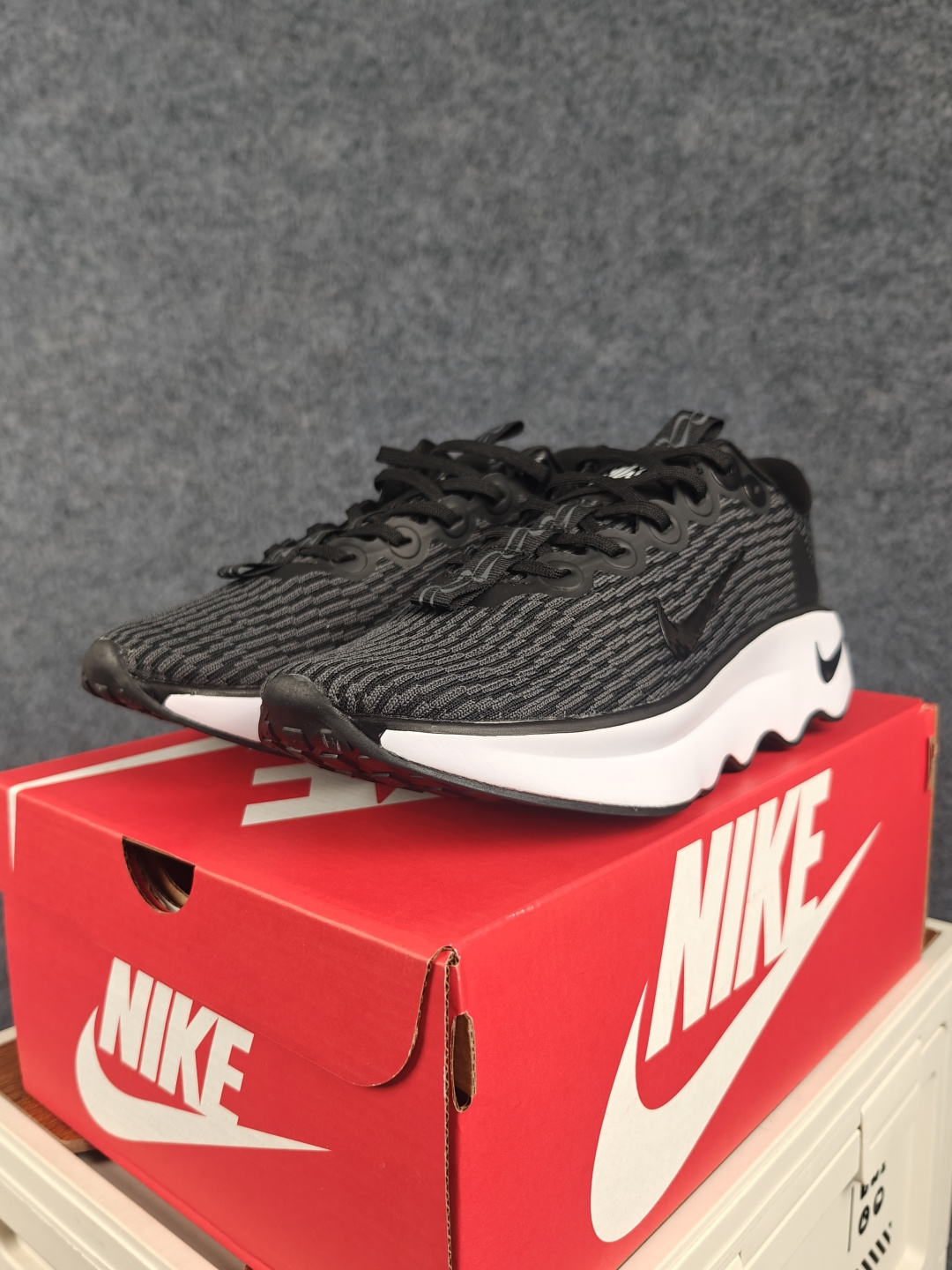 Nike Wmns Motiva 泡绵缓震跑步鞋 中底采用的Cushlon30泡绵提供缓震 缓解鞋款接触地面时受到的冲击