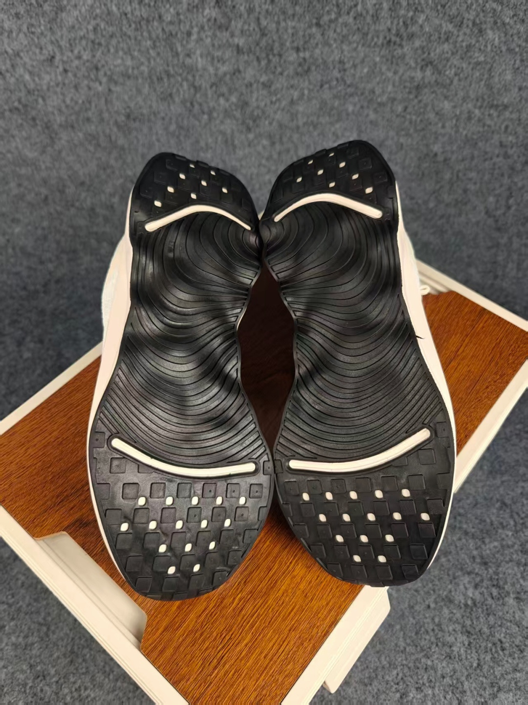 Nike Wmns Motiva 泡绵缓震跑步鞋 中底采用的Cushlon30泡绵提供缓震 缓解鞋款接触地面时受到的冲击