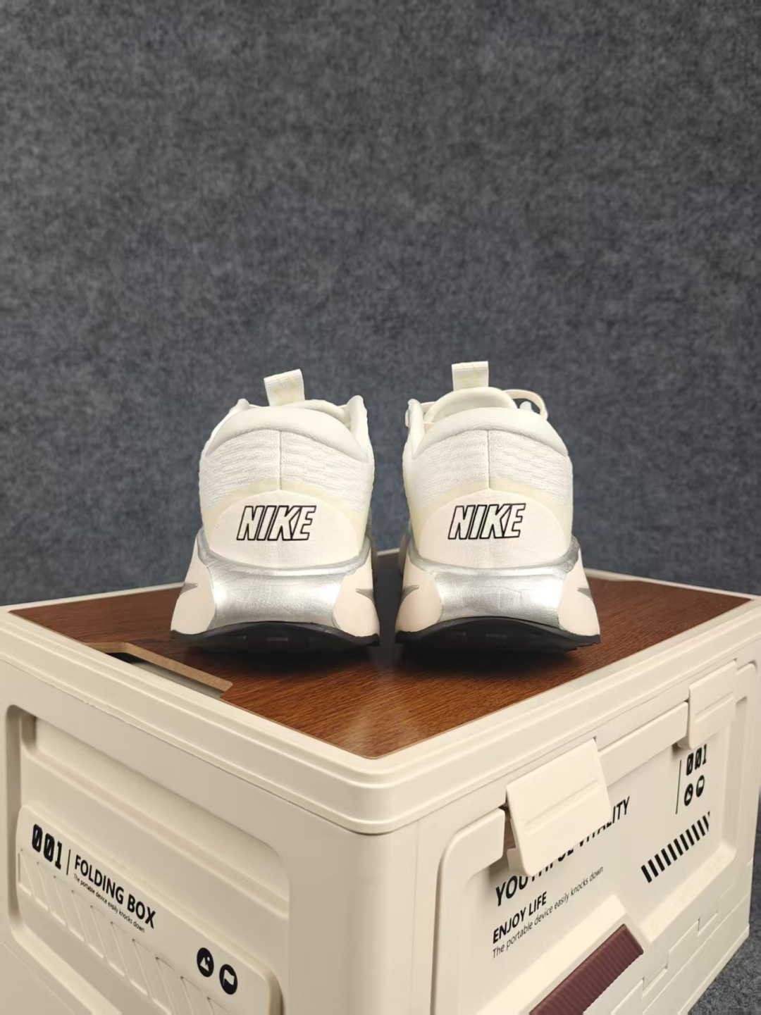 Nike Wmns Motiva 泡绵缓震跑步鞋 中底采用的Cushlon30泡绵提供缓震 缓解鞋款接触地面时受到的冲击