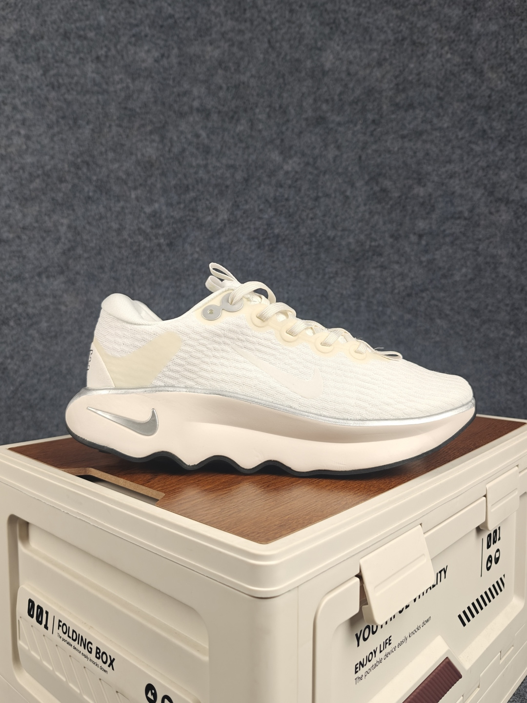 Nike Wmns Motiva 泡绵缓震跑步鞋 中底采用的Cushlon30泡绵提供缓震 缓解鞋款接触地面时受到的冲击