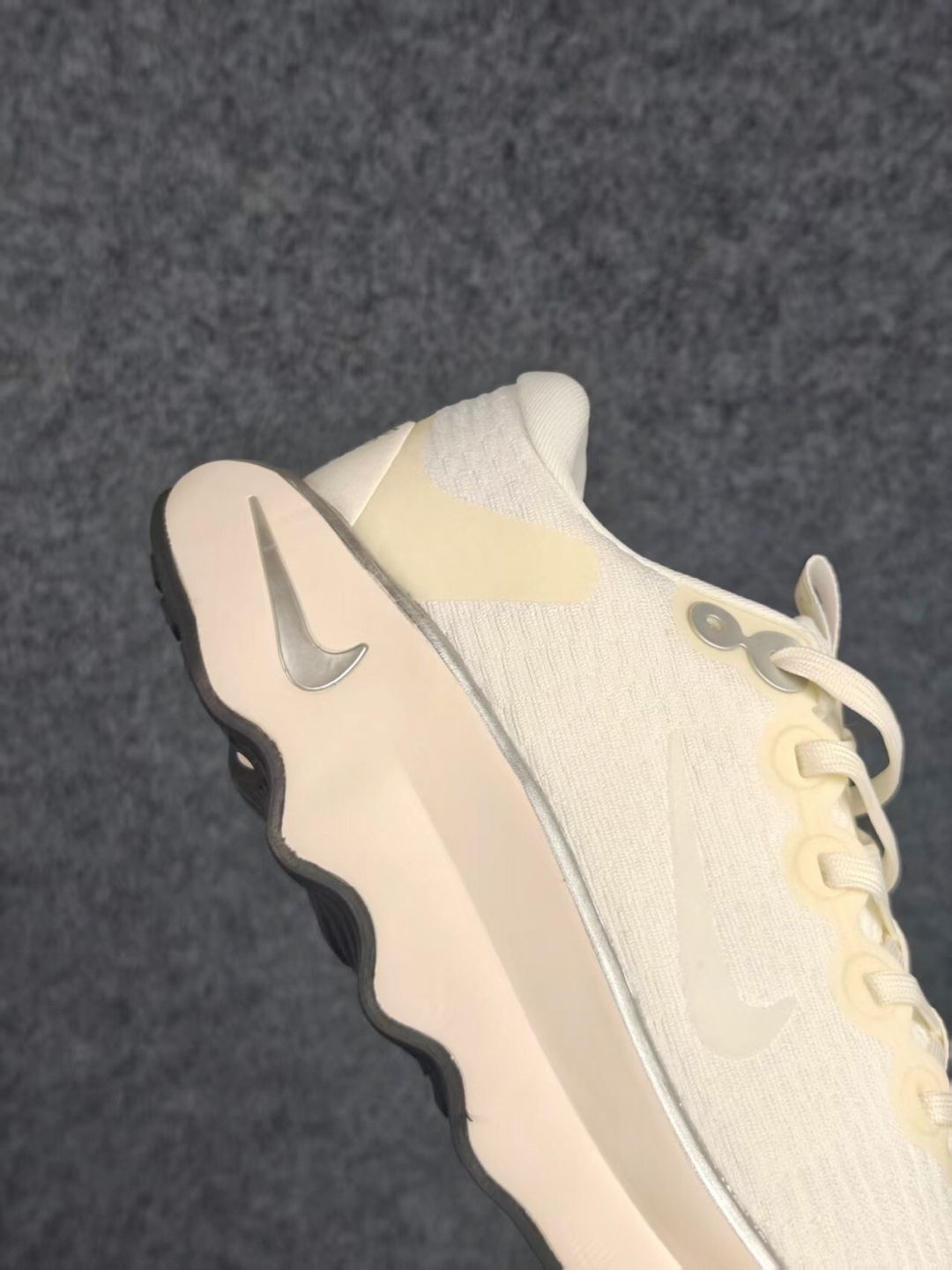 Nike Wmns Motiva 泡绵缓震跑步鞋 中底采用的Cushlon30泡绵提供缓震 缓解鞋款接触地面时受到的冲击