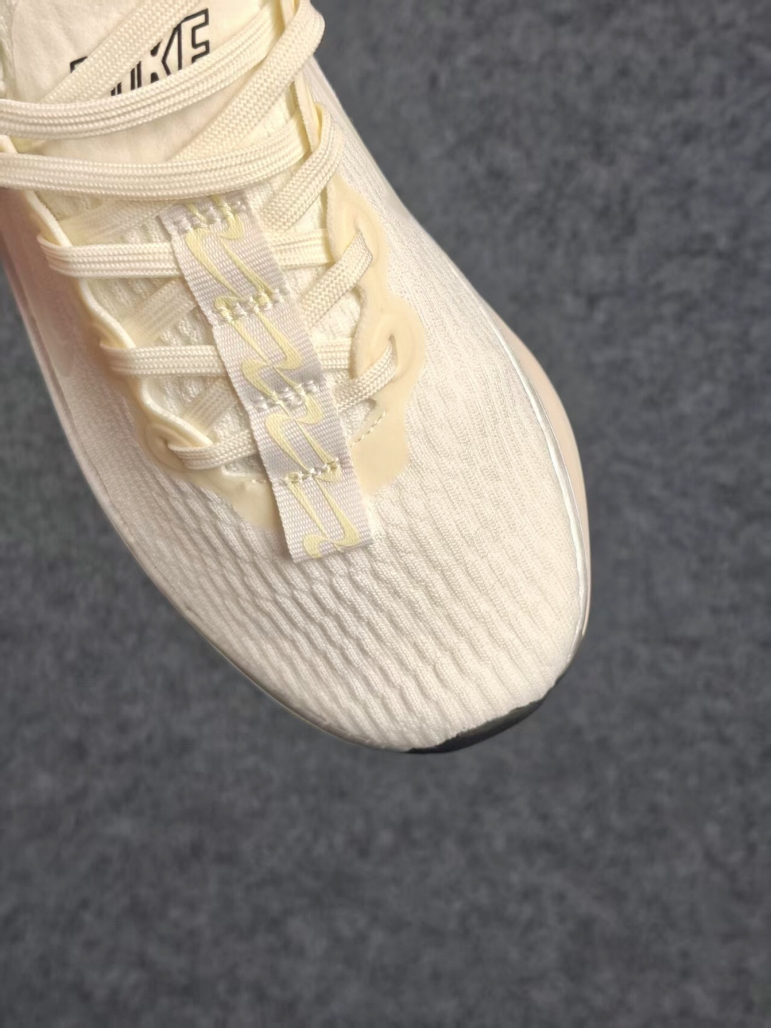 Nike Wmns Motiva 泡绵缓震跑步鞋 中底采用的Cushlon30泡绵提供缓震 缓解鞋款接触地面时受到的冲击