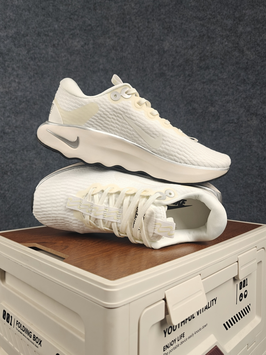 Nike Wmns Motiva 泡绵缓震跑步鞋 中底采用的Cushlon30泡绵提供缓震 缓解鞋款接触地面时受到的冲击