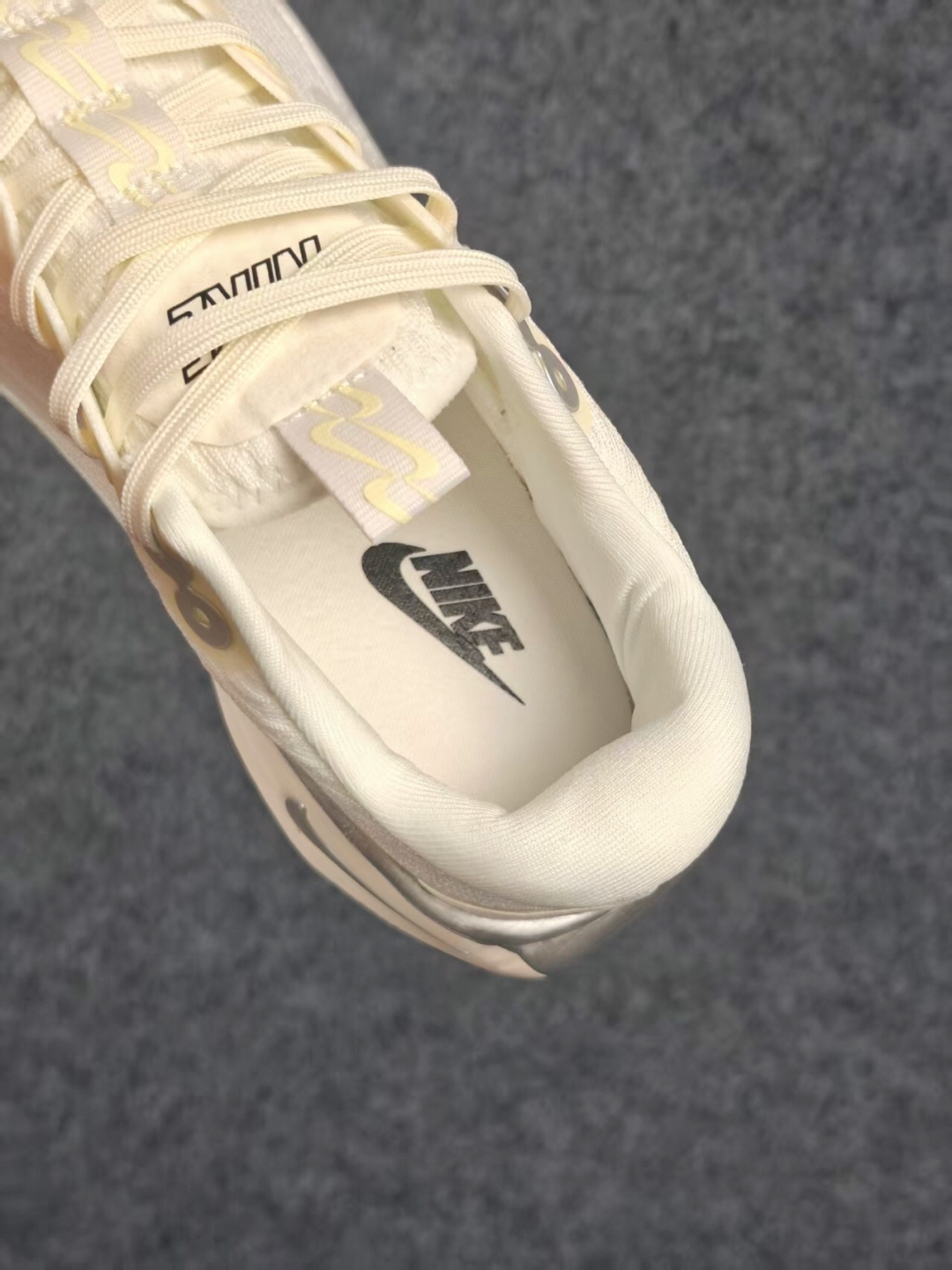 Nike Wmns Motiva 泡绵缓震跑步鞋 中底采用的Cushlon30泡绵提供缓震 缓解鞋款接触地面时受到的冲击