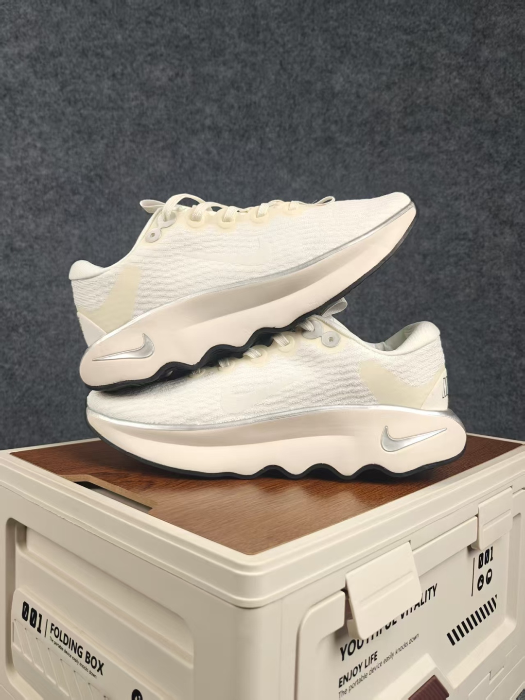 Nike Wmns Motiva 泡绵缓震跑步鞋 中底采用的Cushlon30泡绵提供缓震 缓解鞋款接触地面时受到的冲击