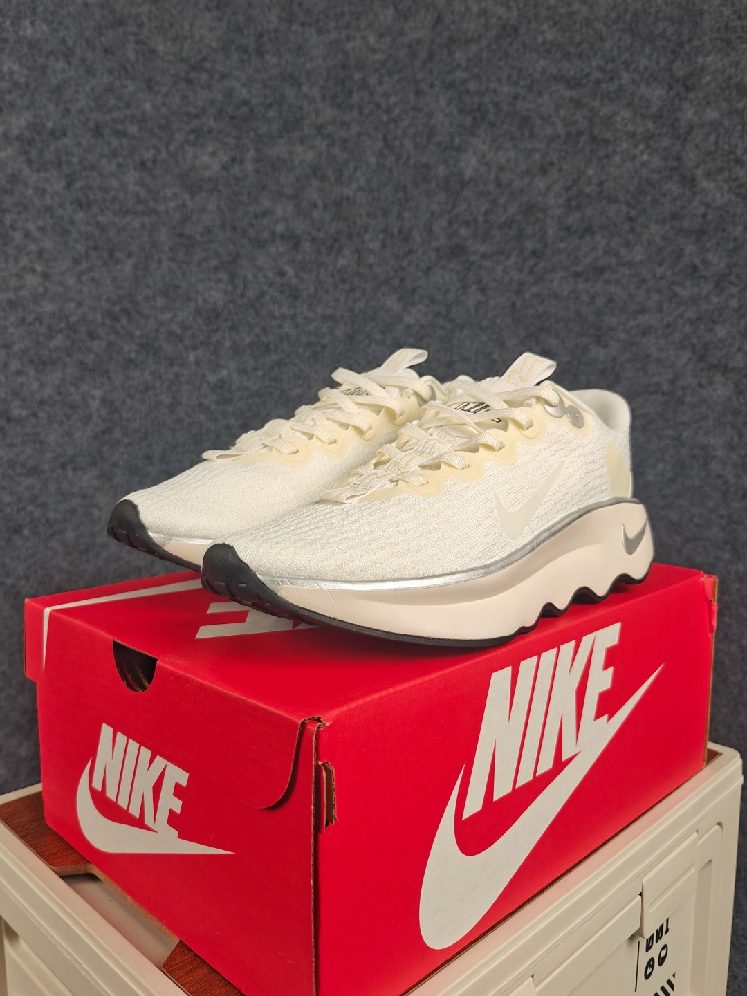 Nike Wmns Motiva 泡绵缓震跑步鞋 中底采用的Cushlon30泡绵提供缓震 缓解鞋款接触地面时受到的冲击