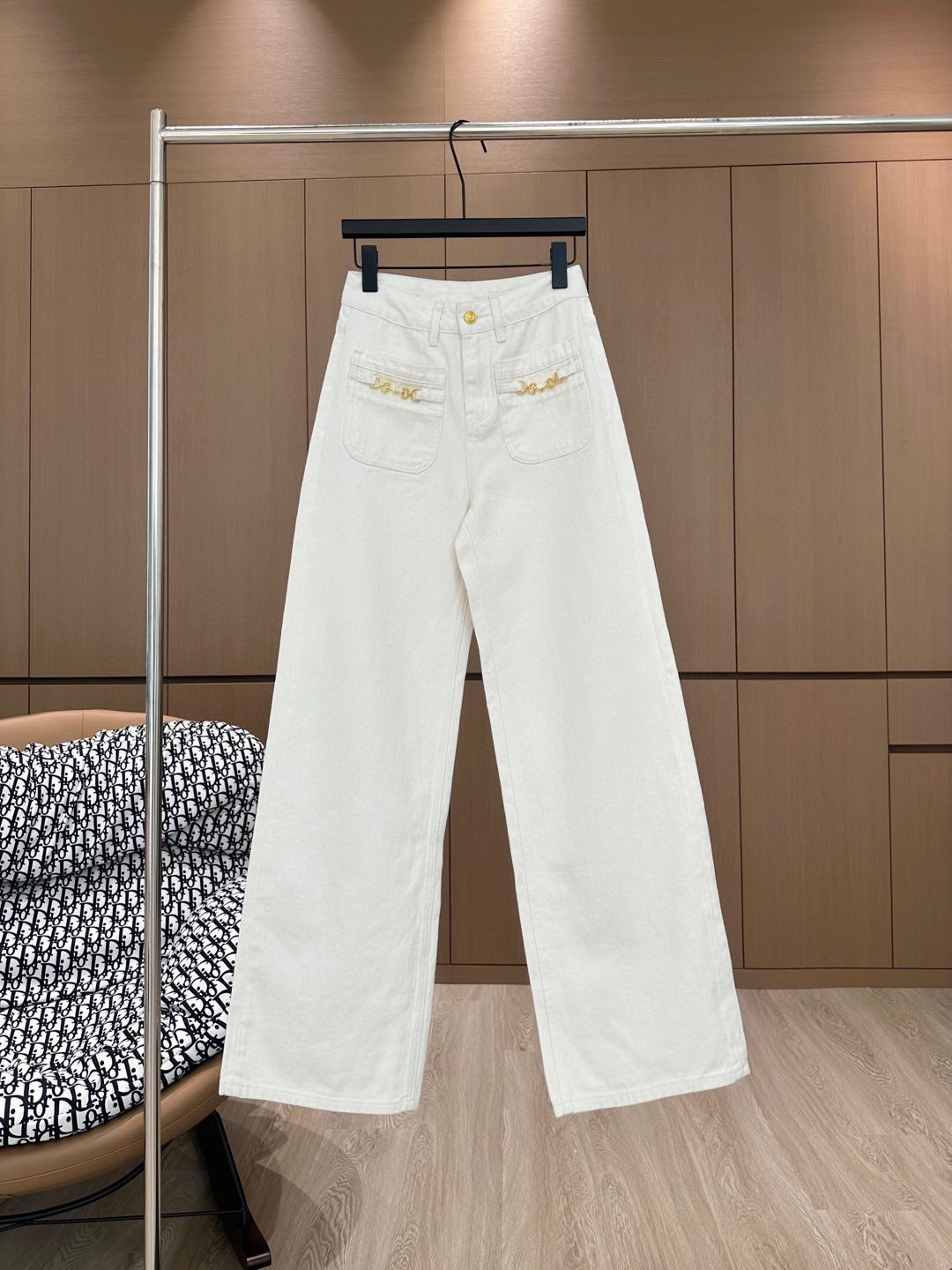 NO:315258,5/Hot-selling original order quality Guc*｜Channel double pocket decorative jeans are made of high-end custom fabrics, which are very comfortable to wear, conventional design, good inclusiveness, contrasting metal decoration to add visual charm, and the pattern of the pants will be very delicate, which is a very good fabric. Denim has good moisture absorption and breathability, the cloth is soft and the feel is also very smooth, making it a favorite choice for everyone. White S M L,,gucci,jeans,alexander wang198609095/爆款现货原单品质 Guc*｜链条双口袋装饰牛仔裤采用高端定制面料,牛仔穿起来非常舒适,常规设计,包容性好,撞色金属装饰 增添视觉魅力,而且裤子的纹路会非常细腻,是非常好的面料 牛仔具有良好的吸湿性和透气性,布面光泽柔和,手感也非常细滑,成为众人最爱的选择 白色 S M L,,gucci,jeans,alexander wang,Women's clothing