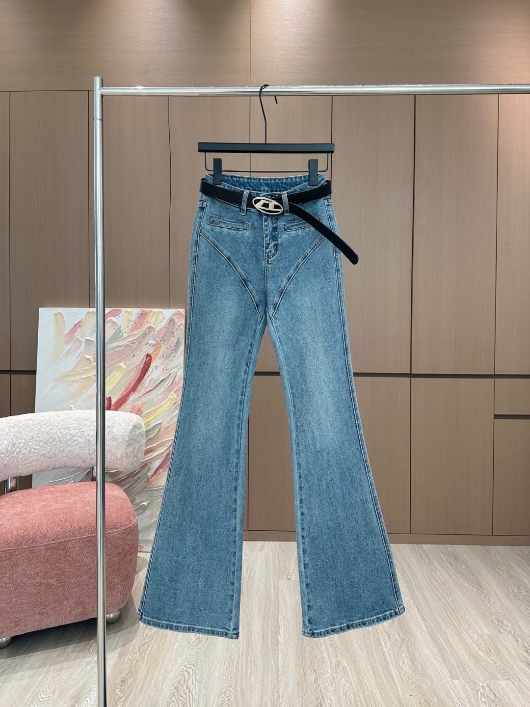 NO:315239,5/Hot-spot original quality Niche | Goddess same style of micro-flare jeans [with belt] This jeans use high-quality fabrics to fit the skin and are as comfortable as the second layer of skin. The crisp style and personalized design are combined with exclusive small decorations, making you the most unique existence. Whether it is a trendy frontline or daily leisure, it can make your matching full of innovation. Create your exclusive style and show your personality. Blue S M L, jeans, alexander wang198609095/爆款现货原单品质 小众｜女神同款微喇牛仔裤【配腰带】这款牛仔裤选用优质面料,贴合肌肤,如同第二层皮肤般舒适.挺括的版型与个性的设计相结合,专属小装饰,让你成为最独特的存在. 无论是潮流前线还是日常休闲,它都能让您的搭配充满新意.打造你的专属风格,尽情展现个性. 蓝色 S M L,,jeans,alexander wang,Women's clothing