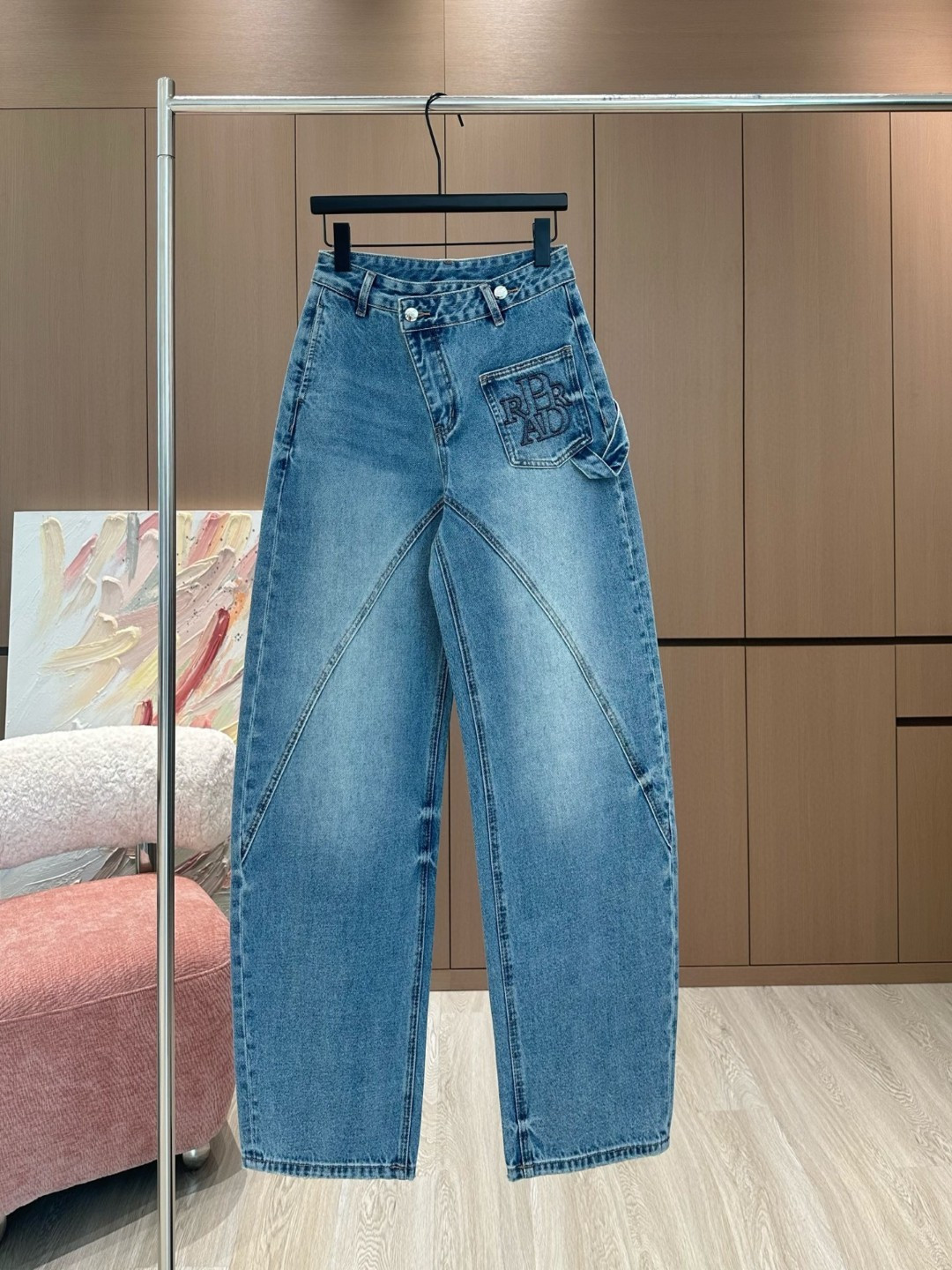 NO:315250,5/Hot-spot original quality Designer*｜Work-style oblique buckle gradient embroidered jeans Use high-end custom fabrics, denim is very comfortable to wear, conventional design, good inclusiveness, gradient printing decoration, add visual charm, and the pattern of the pants will be very delicate, which is a very good fabric. Stretch denim has good moisture absorption and breathability, the cloth is soft and the feel is also very smooth, making it a favorite choice for everyone. Blue S M L, jeans, alexander wang198609095/爆款现货 原单品质 设计师*｜工装式斜扣渐变色刺绣牛仔裤 采用高端定制面料,牛仔穿起来非常舒适,常规设计,包容性好,渐变色印花装饰 增添视觉魅力,而且裤子的纹路会非常细腻,是非常好的面料 弹力牛仔具有良好的吸湿性和透气性,布面光泽柔和,手感也非常细滑,成为众人最爱的选择 蓝色 S M L,,jeans,alexander wang,Women's clothing