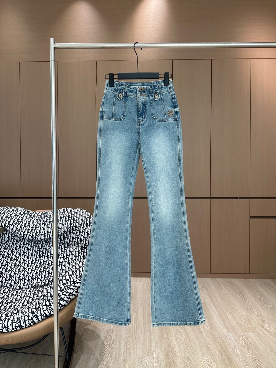 NO:315253,5/Hot-spot original single quality Loe*｜Goddess same embroidered micro-flare jeans This jeans are made of high-quality fabrics, fit the skin, as comfortable as the second layer of skin. The crisp style and personalized design are combined with exclusive small decorations, making you the most unique existence. Whether it is a trendy frontline or daily leisure, it can make your matching full of innovation. Create your exclusive style and show your personality. Blue S M,,loewe,jeans,alexander wang198609095/爆款现货 原单品质 Loe*｜女神同款刺绣微喇牛仔裤 这款牛仔裤选用优质面料,贴合肌肤,如同第二层皮肤般舒适.挺括的版型与个性的设计相结合,专属小装饰,让你成为最独特的存在. 无论是潮流前线还是日常休闲,它都能让您的搭配充满新意.打造你的专属风格,尽情展现个性. 蓝色 S M,,loewe,jeans,alexander wang,Women's clothing