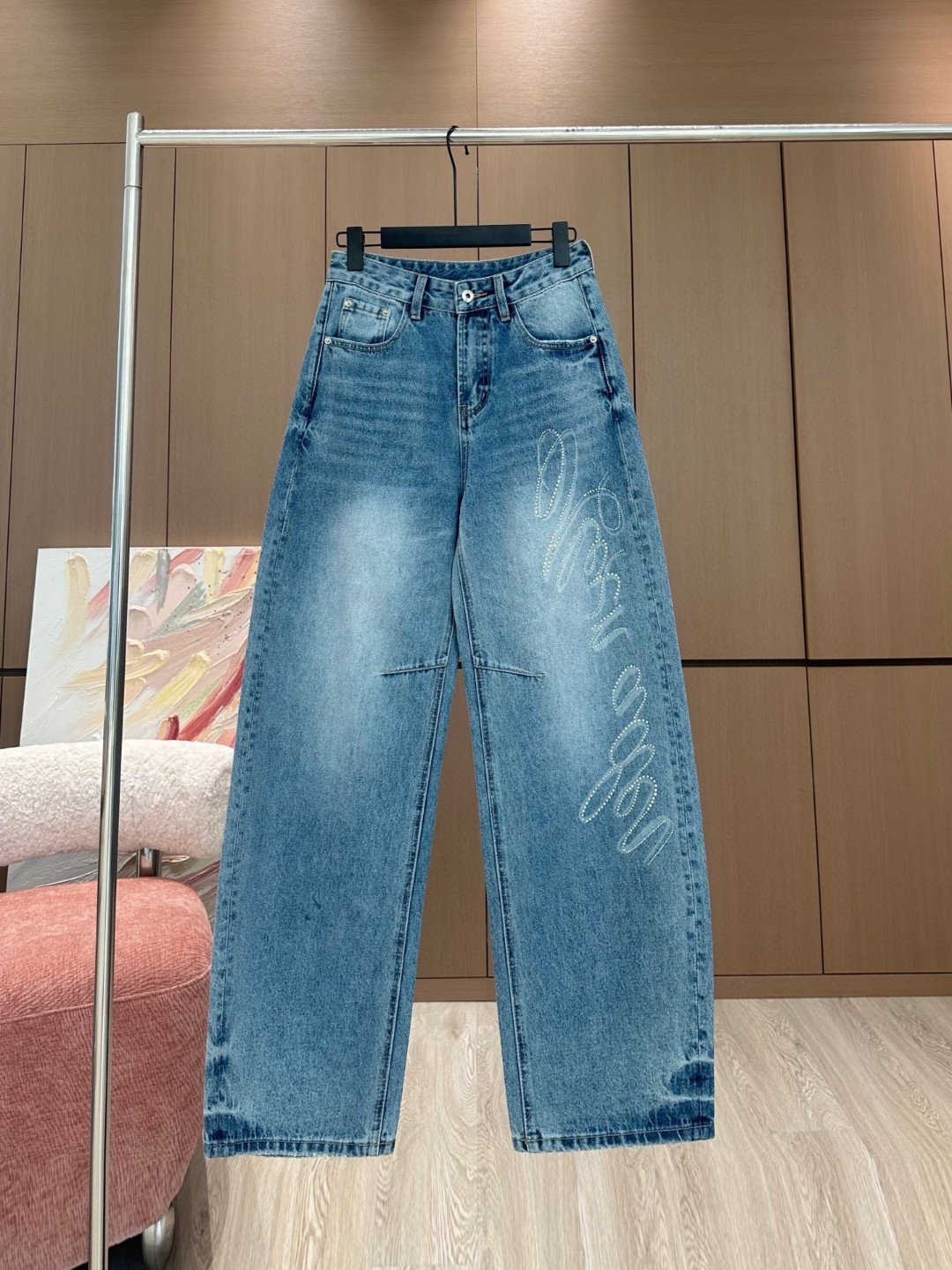 NO:315315,Popular stock original single quality Alex*｜Goddess same sickle jeans This jeans use high-quality fabrics, craftsmanship gradient color washing, bling diamonds The crisp style is combined with a personalized design, and exclusive brand accessories are decorated to make you the most unique existence. Whether it is a trendy frontline or daily leisure, it can make your matching full of innovation. Create your exclusive style and show your personality. Blue S M L, jeans, alexander wang19860909爆款现货 原单品质 Alex*｜女神同款镰刀牛仔裤 这款牛仔裤选用优质面料,工艺渐变色洗水,bling烫钻 挺括的版型与个性的设计相结合,专属品牌配件装饰,让你成为最独特的存在. 无论是潮流前线还是日常休闲,它都能让您的搭配充满新意.打造你的专属风格,尽情展现个性. 蓝色 S M L,,jeans,alexander wang,Women's clothing