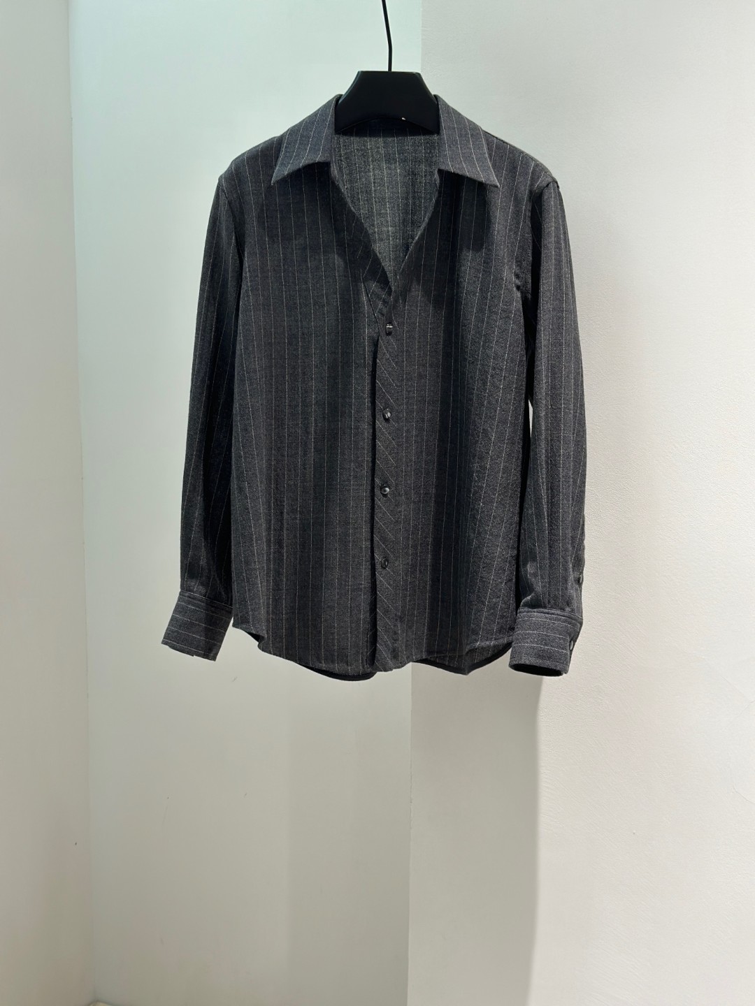 Chemise à Rayures en Laine Mérinos avec Col en V, Gris Foncé et Gris Clair