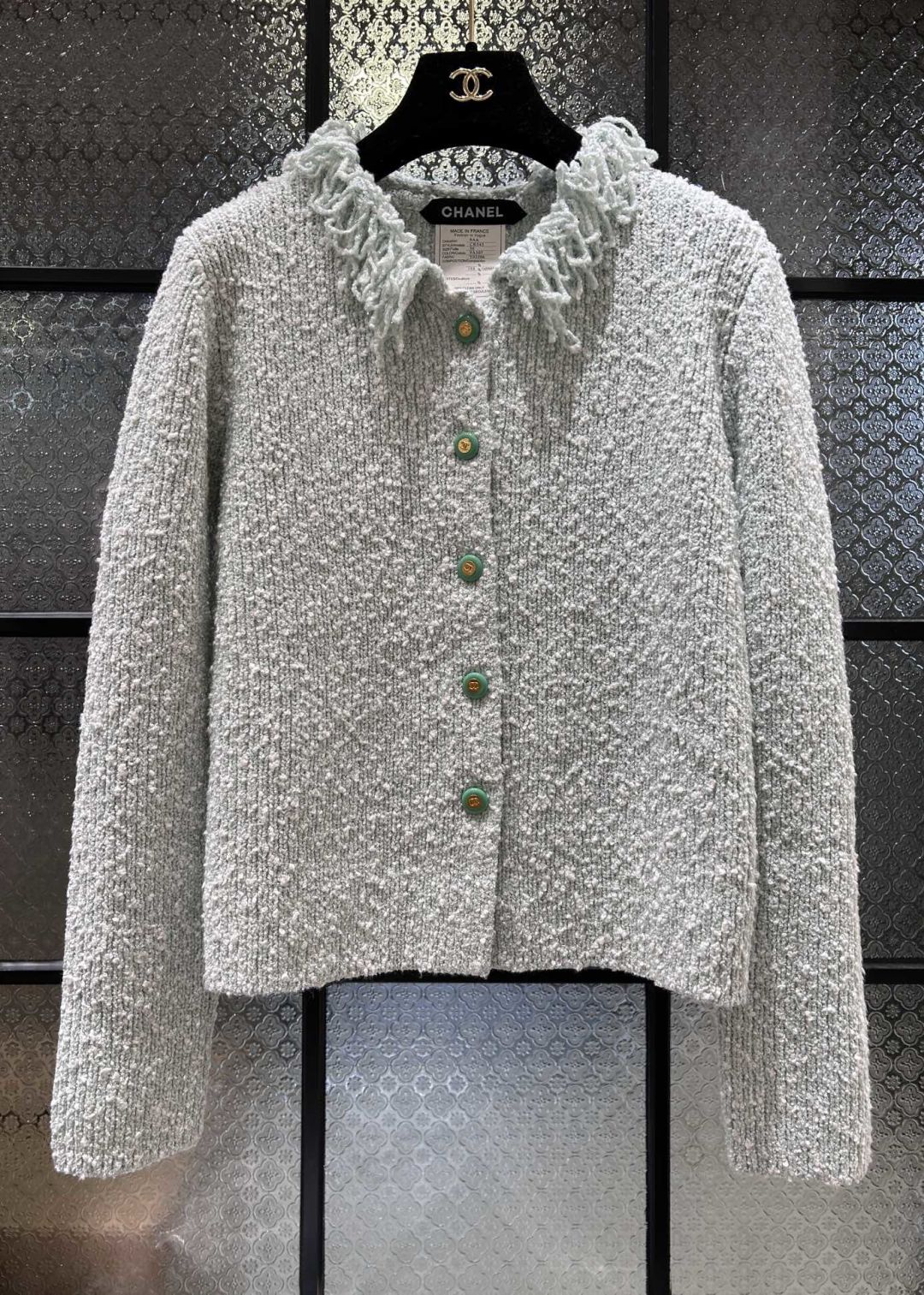 Élégant gilet Chanel en fil importé avec détails faits main - Confort et luxe