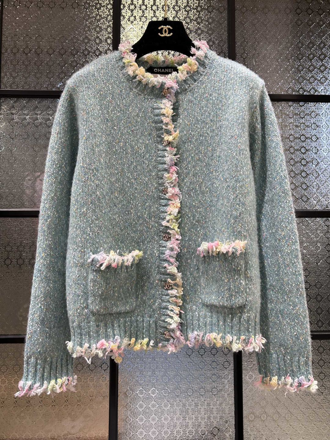 Chanel Gebreid Vest in Blauwgroen met Bloemenrand - Elegant en Comfortabel