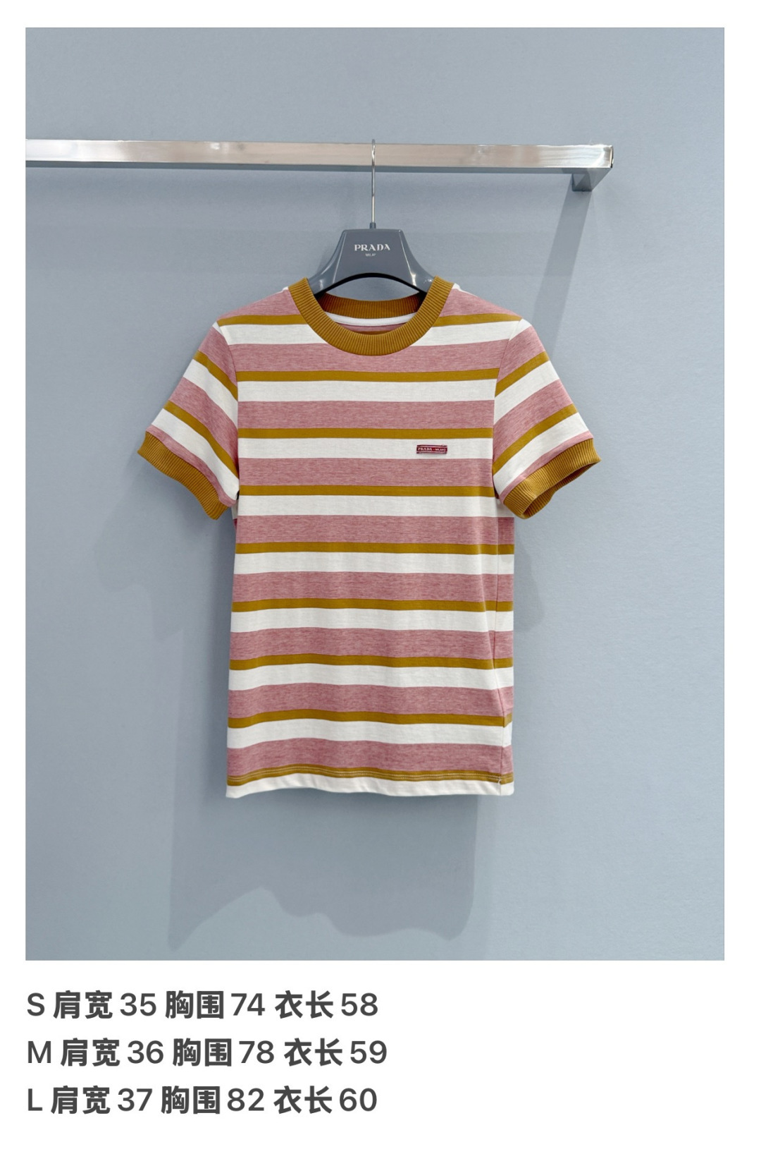 Miu* 26Ss春夏新款 微标撞色条纹拼接罗纹短袖顶级高版出品！将复古学院风与现代感完美融合。色搭配黄