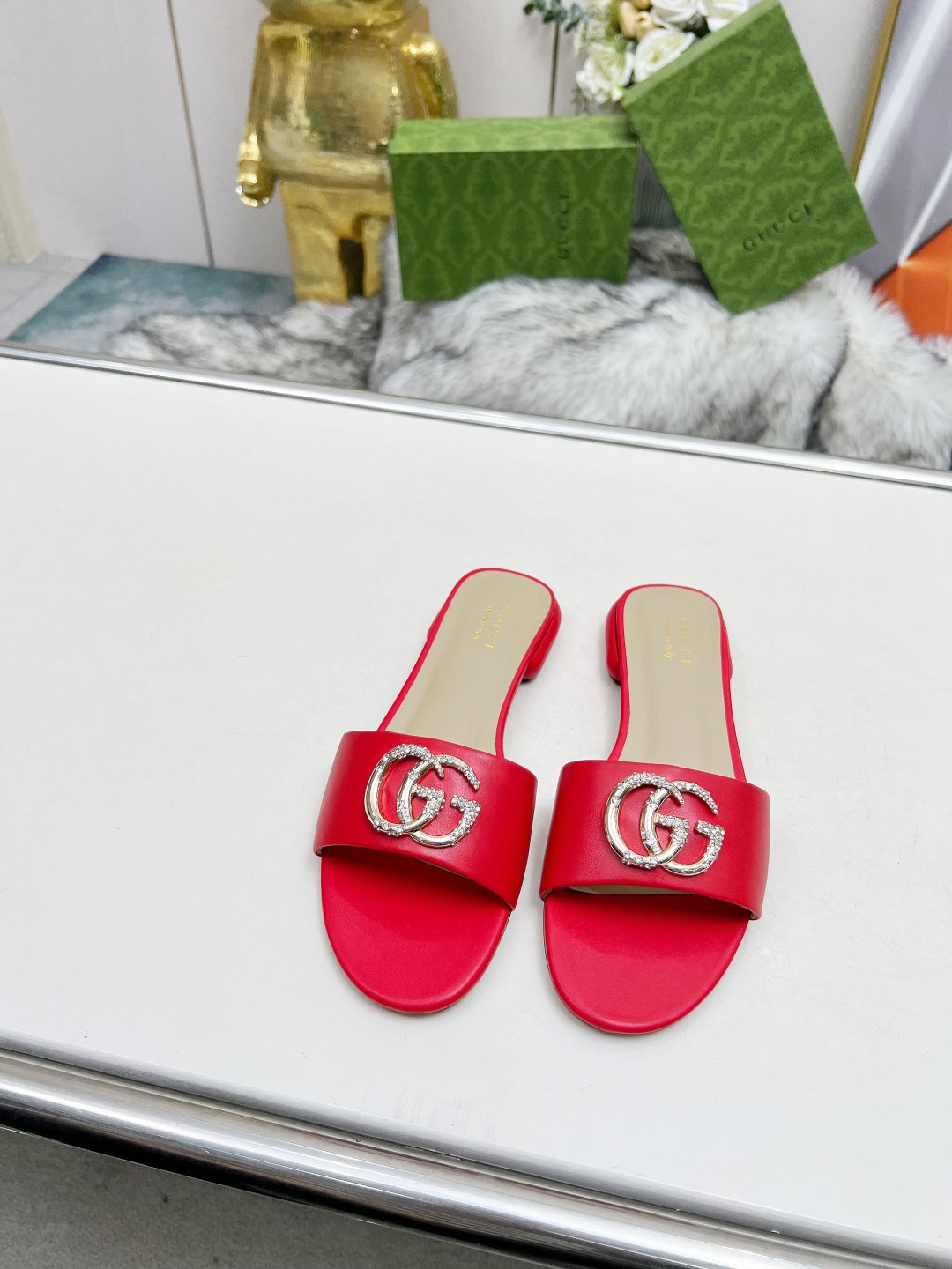 NO:172837,:Rubber sole Top version genuine leather outsole Gucci 5 spring and summer new double G trim buckle round toe flat thick heel slippers. These G family slippers are so beautiful, high-end must-have~ The double G logo looks so beautiful, and the temperament style!  The buttons have GUCCI logo. Fabric cowhide, inner sheepskin lining, sheepskin pads, heel height 1CM sole, Italian leather outsole, size 35-44 [43 44 customized, non-return and exchange], slippers, gucci, gucci, gucci, slippers, cowhide, sheepskin, Leather soles19860909:橡胶底 顶级版本真皮大底 Gucci 古驰5春夏新款双G饰扣圆头平底粗跟拖鞋,这G家系列拖鞋太好看了,高端必入款～ 双G Logo上脚太好看了,气质款！ 扣子有GUCCI标志. 面料牛皮 内里羊皮里 羊皮垫 跟高1CM 鞋底意大利真皮大底 码数35-44[43 44定制不退换],拖鞋,gucci,gucci,gucci,slippers,cowhide,sheepskin,Leather soles,Women's Shoes