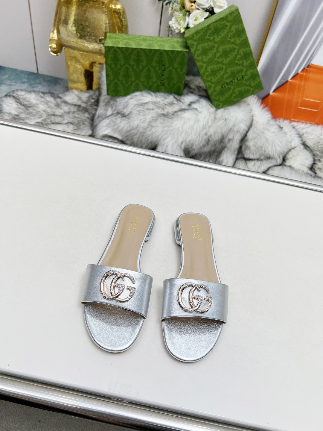 NO:172846,:Rubber sole Top version genuine leather outsole Gucci 5 spring and summer new double G trim buckle round toe flat thick heel slippers. These G family slippers are so beautiful, high-end must-have~ The double G logo looks so beautiful, and the temperament style!  The buttons have GUCCI logo. Fabric cowhide, inner sheepskin lining, sheepskin pads, heel height 1CM sole, Italian leather outsole, size 35-44 [43 44 customized, non-return and exchange], slippers, gucci, gucci, gucci, slippers, cowhide, sheepskin, Leather soles19860909:橡胶底 顶级版本真皮大底 Gucci 古驰5春夏新款双G饰扣圆头平底粗跟拖鞋,这G家系列拖鞋太好看了,高端必入款～ 双G Logo上脚太好看了,气质款！ 扣子有GUCCI标志. 面料牛皮 内里羊皮里 羊皮垫 跟高1CM 鞋底意大利真皮大底 码数35-44[43 44定制不退换],拖鞋,gucci,gucci,gucci,slippers,cowhide,sheepskin,Leather soles,Women's Shoes