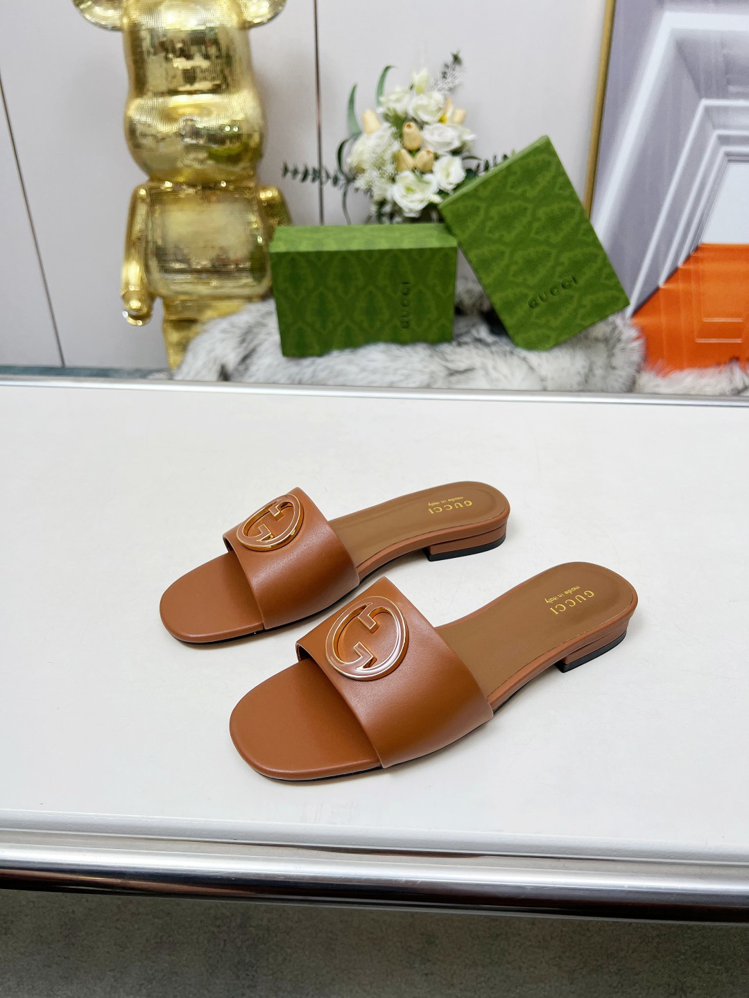 NO:256705,:Rubber sole Top version genuine leather outsole Gucci 5 spring and summer new double G trim buckle round toe flat thick heel slippers. These G family slippers are so beautiful, high-end must-have~ The double G logo looks so beautiful, and the temperament style!  The buttons have GUCCI logo. Fabric cowhide, inner sheepskin lining, sheepskin pads, heel height 1CM sole, Italian leather outsole, size 35-44 [43 44 customized, non-return and exchange], slippers, gucci, gucci, gucci, slippers, cowhide, sheepskin, Leather soles19860909:橡胶底 顶级版本真皮大底 Gucci 古驰5春夏新款双G饰扣圆头平底粗跟拖鞋,这G家系列拖鞋太好看了,高端必入款～ 双G Logo上脚太好看了,气质款！ 扣子有GUCCI标志. 面料牛皮 内里羊皮里 羊皮垫 跟高1CM 鞋底意大利真皮大底 码数35-44[43 44定制不退换],拖鞋,gucci,gucci,gucci,slippers,cowhide,sheepskin,Leather soles,Women's Shoes