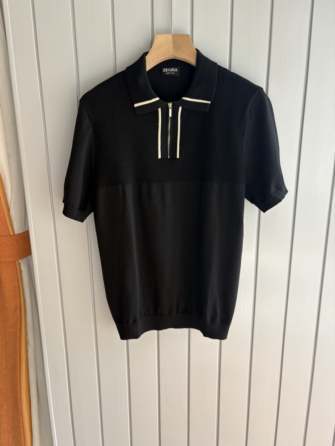 NO:458804,LP Home Time-consuming King' diamond jacquard design selects ultra-fine high-quality yarn containing 20% ​​goat 80% mulberry silk lapel short-sleeved men's collection 'Time-consuming King' round neck and elegant craftsmanship, touching the skin with high-end style. Craftsmanship is ingenious and diamond hollow jacquard. The three-dimensional rhombus jacquard that takes several months to carve, woven architectural aesthetic texture between warp and weft, and the light and shadow penetrate, showing low-key luxury. Luxury material is natural 20% cashmere % mulberry silk Selects ultra-fine high-quality yarn, which combines 20% Inner Mongolia white velvet cashmere soft and skin-friendly, and the smooth draping of 80% mulberry silk, light as if nothing is, but luxurious, and wears close to the body like a cloud caress. Classic lattice lapel short-sleeved design  Simple lapel outlines neat lines, short-sleeved tailoring is suitable for multiple scenes - the layered suit during business meetings shows elegance, casual wear reveals gentleman's taste, and the collection style never fades. The ultimate quality testifies the precision turning workman ensures that the seams are flat, the bone position is reinforced and durable without deformation; the neckline threads have been washed and tested, and they are still as crisp as new as they wear for a long time, and every detail is a testimony of 'time-consuming'. 1. Number M-3XL001,,loro piano,T-shirt,business suit,alexander wang19860909LP家耗时王”菱形提花设计甄选超细优质纱线含20 ％山羊80 ％桑蚕丝翻领短袖男士典藏款「耗时王」圆领奢雅工艺,触肤即高阶. 匠心底蕴菱形镂空提花 耗时数月雕琢的立体菱形提花,经纬间织就建筑美学肌理,光影穿透时显隐交错,举手投足尽展低调奢华. 奢材天成20 ％山羊绒 ％桑蚕丝 甄选超细优质纱线,融合20 ％内蒙古白绒山羊绒的软糯亲肤,与80 ％桑蚕丝的柔滑垂坠,轻若无物却奢感天成,贴身穿着如云端轻抚. 经典型格翻领短袖设计 简约翻领勾勒利落线条,短袖剪裁适配多场景——商务会晤时叠搭西装显儒雅,休闲时光单穿流露绅士品味,典藏款型永不褪色. 细节至臻品质见证 精密车工确保接缝平整,骨位加固耐穿不变形；领口螺纹经水洗测试,久穿仍挺括如新,每一处细节皆为「耗时」证言. 一 码数M-3XL001,,loro piana,T-shirt,business suit,alexander wang,Men's clothing