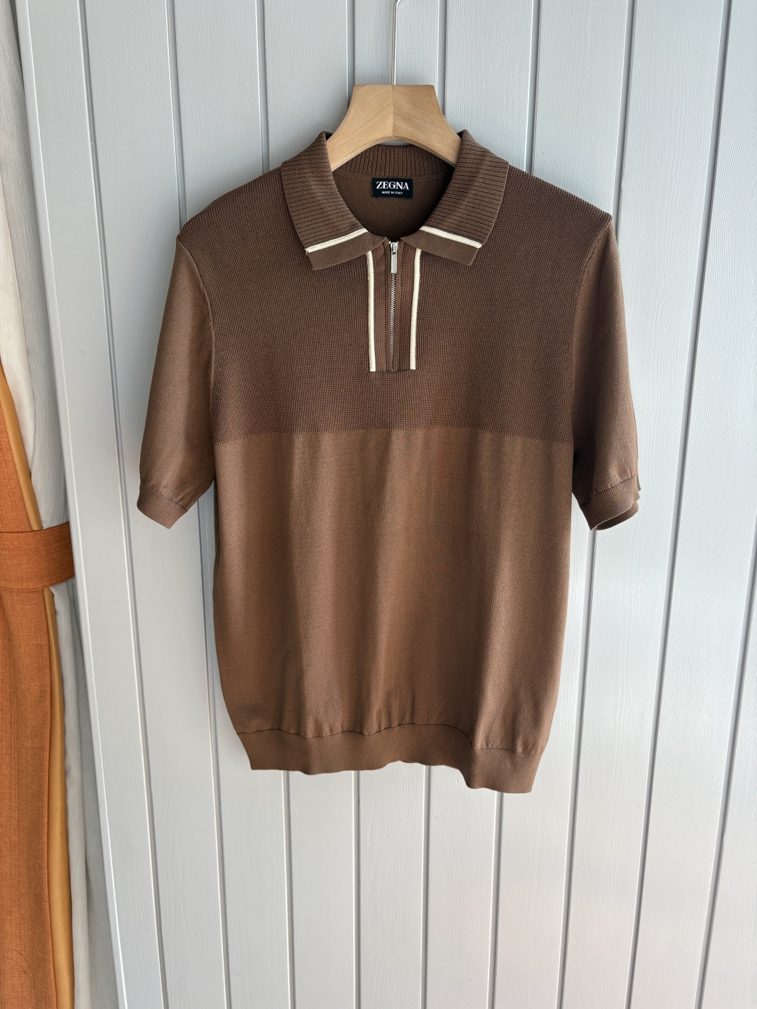 NO:458795,Time-consuming King' diamond jacquard design selects ultra-fine high-quality yarn lapel short-sleeved men's collection 'Time-consuming King' round neck and elegant craftsmanship, which is high-end when touching the skin. Craftsmanship and diamond hollow jacquard, three-dimensional diamond jacquard that takes several months to carve, woven architectural aesthetic texture between warp and weft, and the light and shadow penetrate, showing low-key luxury when light and shadow penetrate, and every move shows low-key luxury. Classic grid lapel short-sleeved design Simple lapel outlines neat lines, short-sleeved cut adapts to multiple scenes - layered suits during business meetings show elegance, casual wear reveals gentleman's taste, and the collection style never fades. The ultimate quality testimony of details Precision cutting ensures that the seams are flat, the bone position is reinforced and durable without deformation; the neckline threads have been washed and tested, and they are still as crisp as new as they wear for a long time, and every detail is a testimony of 'time-consuming'. 1 yard M-3XL001  020, T-shirt,business suit,alexander wang19860909耗时王”菱形提花设计甄选超细优质纱线翻领短袖男士典藏款「耗时王」圆领奢雅工艺,触肤即高阶. 匠心底蕴菱形镂空提花 耗时数月雕琢的立体菱形提花,经纬间织就建筑美学肌理,光影穿透时显隐交错,举手投足尽展低调奢华. 经典型格翻领短袖设计 简约翻领勾勒利落线条,短袖剪裁适配多场景——商务会晤时叠搭西装显儒雅,休闲时光单穿流露绅士品味,典藏款型永不褪色. 细节至臻品质见证 精密车工确保接缝平整,骨位加固耐穿不变形；领口螺纹经水洗测试,久穿仍挺括如新,每一处细节皆为「耗时」证言. 一 码数M-3XL001 020,,T-shirt,business suit,alexander wang,Men's clothing