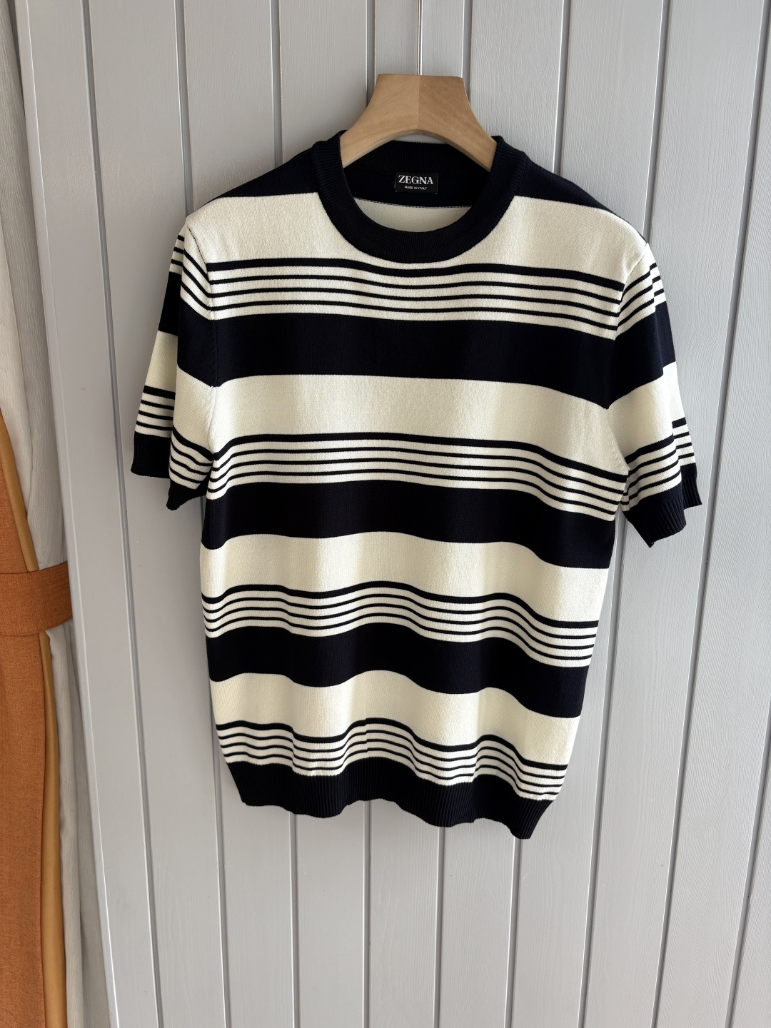 NO:458801,Z Family Time-consuming King' diamond jacquard design selects ultra-fine high-quality yarn containing 20% ​​goat 80% mulberry silk lapel short-sleeved men's collection 'Time-consuming King' round neck and elegant craftsmanship, touching the skin with high-end style. Craftsmanship is ingenious and diamond hollow jacquard. The three-dimensional rhombus jacquard that takes several months to carve, woven architectural aesthetic texture between warp and weft, and the light and shadow penetrate, showing low-key luxury. Luxury material is natural 20% cashmere % mulberry silk Selects ultra-fine high-quality yarn, which combines 20% Inner Mongolia white velvet cashmere soft and skin-friendly, and the smooth draping of 80% mulberry silk, light as if nothing is, but luxurious, and wears close to the body like a cloud caress. Classic lattice lapel short-sleeved design  Simple lapel outlines neat lines, short-sleeved tailoring is suitable for multiple scenes - the layered suits during business meetings show elegance, casual wear reveals gentleman's taste, and the collection style never fades. The ultimate quality testifies the precision turning workman ensures that the seams are flat, the bone position is reinforced and durable and does not deform; the neckline threads have been washed and tested, and they are still as crisp as new as they wear for a long time, and every detail is a testimony of 'time-consuming'. 1. M-3XL001,, T-shirt, business suit, alexander wang19860909Z家耗时王”菱形提花设计甄选超细优质纱线含20 ％山羊80 ％桑蚕丝翻领短袖男士典藏款「耗时王」圆领奢雅工艺,触肤即高阶. 匠心底蕴菱形镂空提花 耗时数月雕琢的立体菱形提花,经纬间织就建筑美学肌理,光影穿透时显隐交错,举手投足尽展低调奢华. 奢材天成20 ％山羊绒 ％桑蚕丝 甄选超细优质纱线,融合20 ％内蒙古白绒山羊绒的软糯亲肤,与80 ％桑蚕丝的柔滑垂坠,轻若无物却奢感天成,贴身穿着如云端轻抚. 经典型格翻领短袖设计 简约翻领勾勒利落线条,短袖剪裁适配多场景——商务会晤时叠搭西装显儒雅,休闲时光单穿流露绅士品味,典藏款型永不褪色. 细节至臻品质见证 精密车工确保接缝平整,骨位加固耐穿不变形；领口螺纹经水洗测试,久穿仍挺括如新,每一处细节皆为「耗时」证言. 一 码数M-3XL001,,T-shirt,business suit,alexander wang,Men's clothing